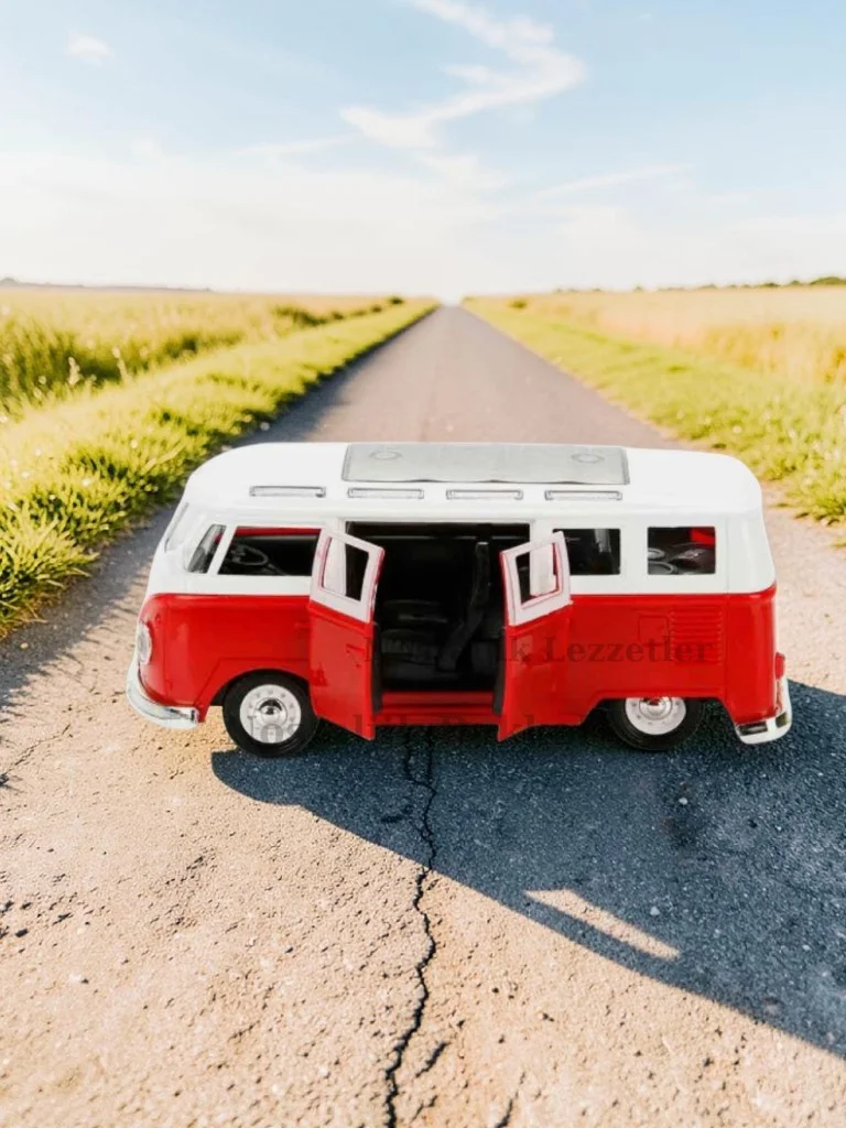 Nostaljik Kırmızı Sesli ve Işıklı Volkswagen Type 2 Camper Van ( 1/36 Ölçek ) Metal Çek Bırak Kapılar Açılır Model Araba Nostaljik Kırmızı Sesli ve Işıklı Volkswagen Type 2 Camper Van ( 1/36 Ölçek ) Metal Çek Bırak Kapılar Açılır Model Araba