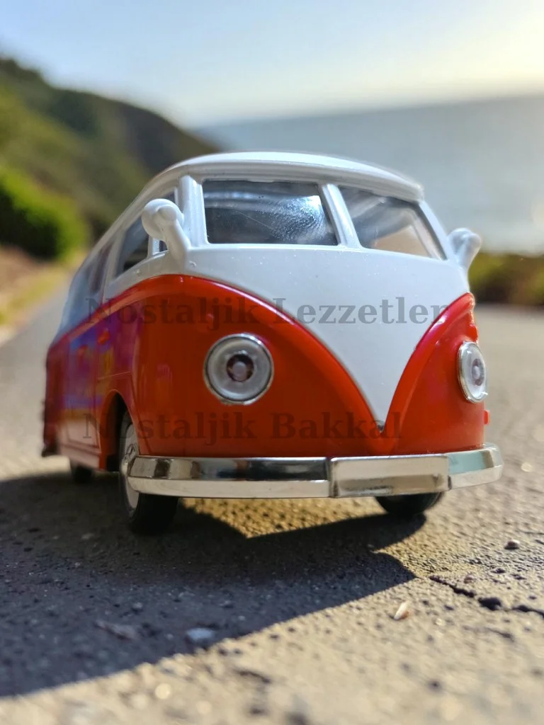 Nostaljik Kırmızı Sesli ve Işıklı Volkswagen Type 2 Camper Van ( 1/36 Ölçek ) Metal Çek Bırak Kapılar Açılır Model Araba Nostaljik Kırmızı Sesli ve Işıklı Volkswagen Type 2 Camper Van ( 1/36 Ölçek ) Metal Çek Bırak Kapılar Açılır Model Araba