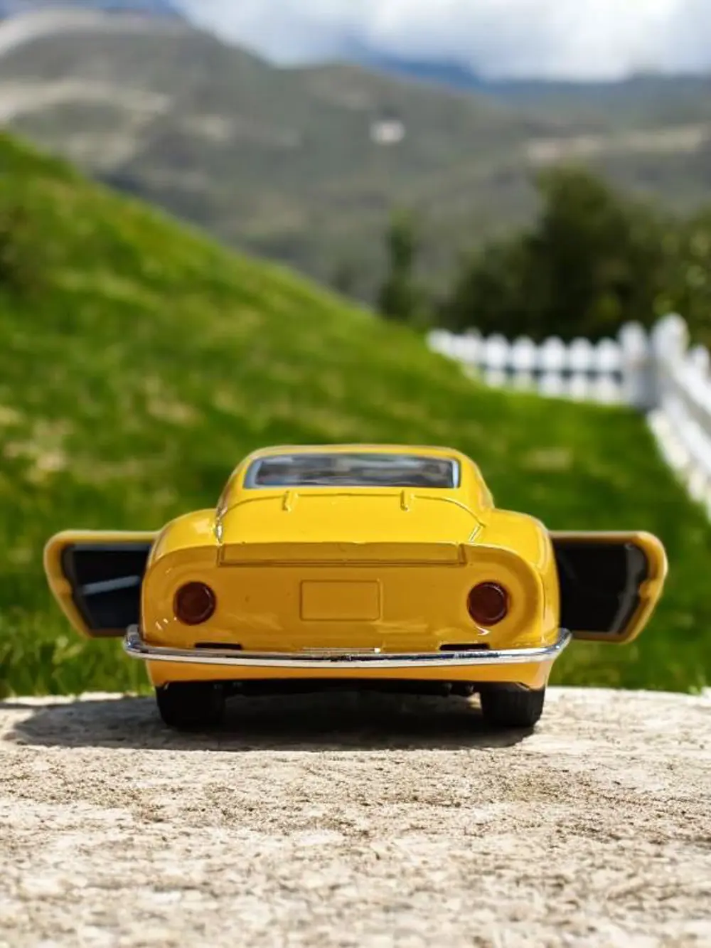 Nostaljik Metal Çek Bırak Araba Sarı Kapılar Açılır ( 1/36 Ölçek 