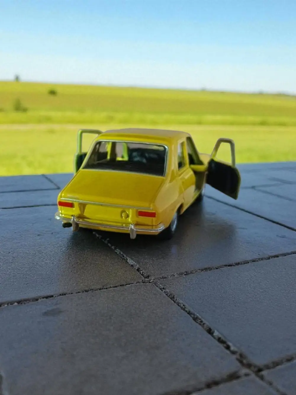 Nostaljik Metal Çek Bırak Sarı Araba Renault 12 Kapılar Açılır