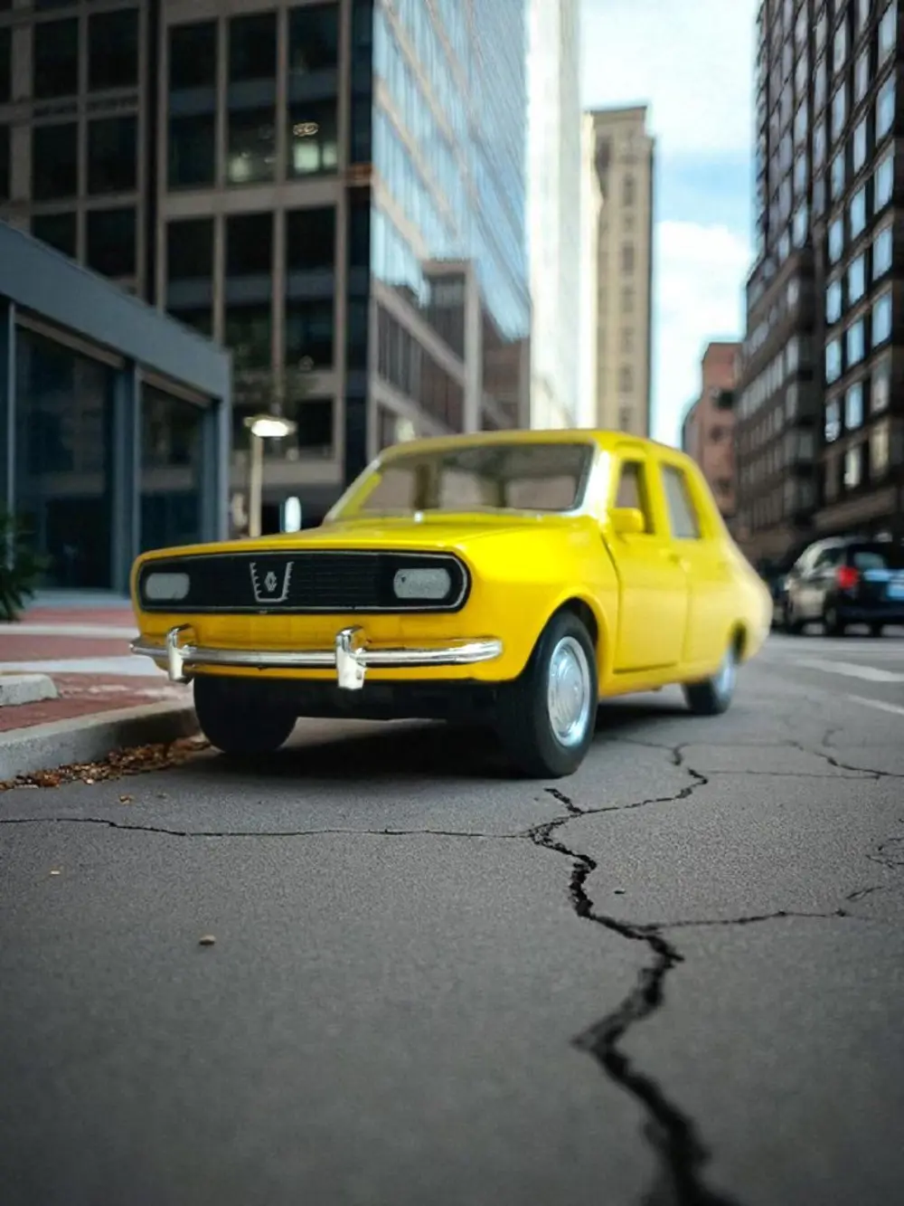 Nostaljik Metal Çek Bırak Sarı Araba Renault 12 Kapılar Açılır