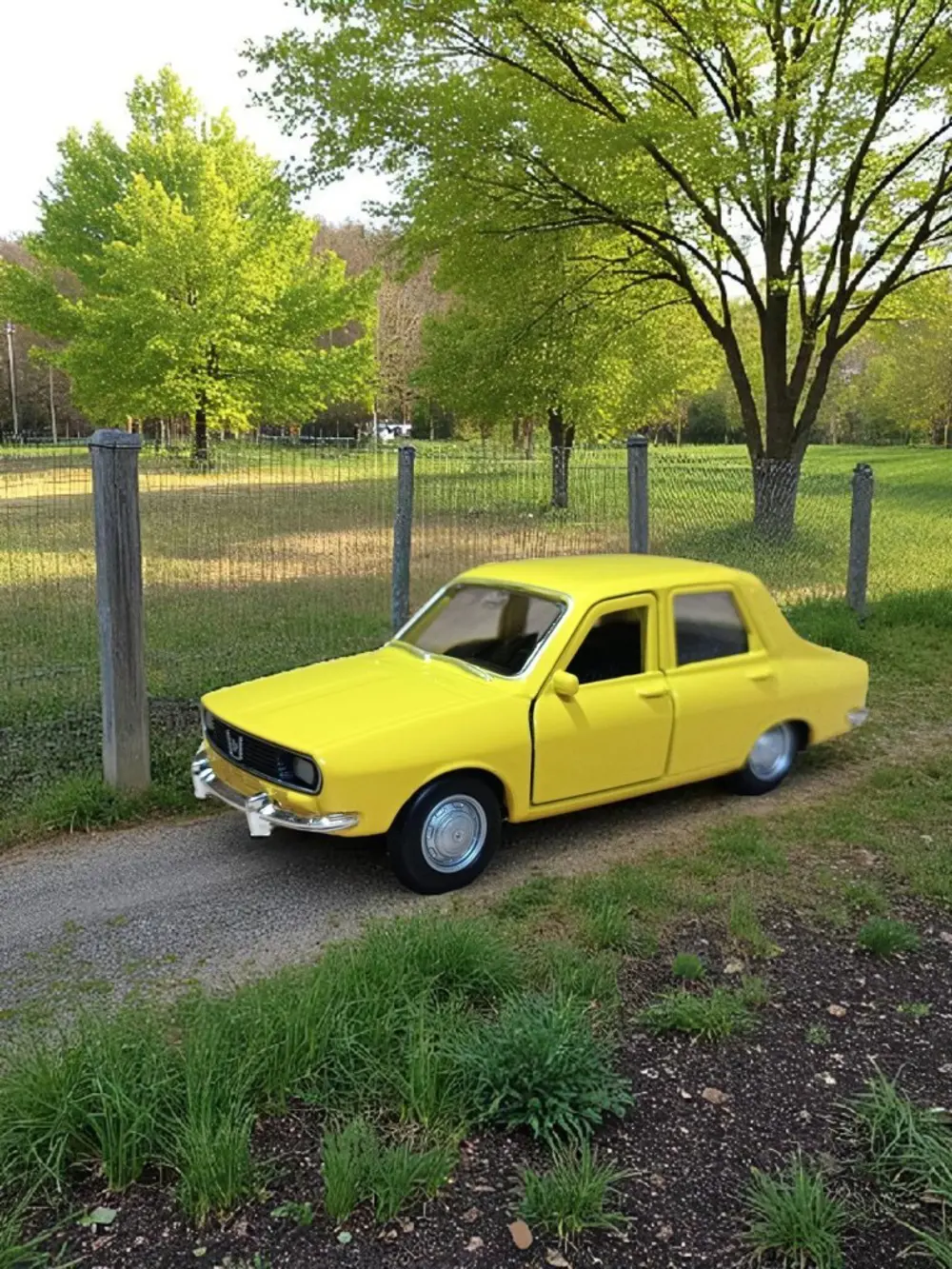 Nostaljik Metal Çek Bırak Sarı Araba Renault 12 Kapılar Açılır