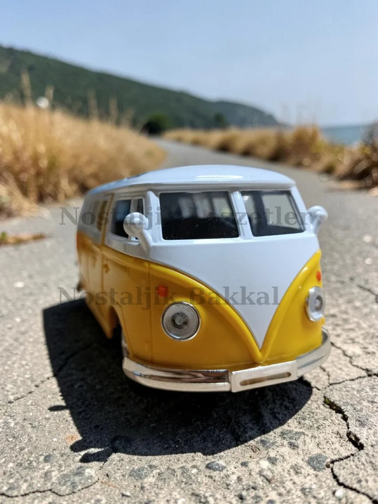 Nostaljik Sarı Volkswagen Type 2 Camper Van Sesli ve Işıklı ( 1/36 Ölçek ) Metal Çek Bırak Kapılar Açılır Model Araba Nostaljik Sarı Volkswagen Type 2 Camper Van Sesli ve Işıklı ( 1/36 Ölçek ) Metal Çek Bırak Kapılar Açılır Model Araba