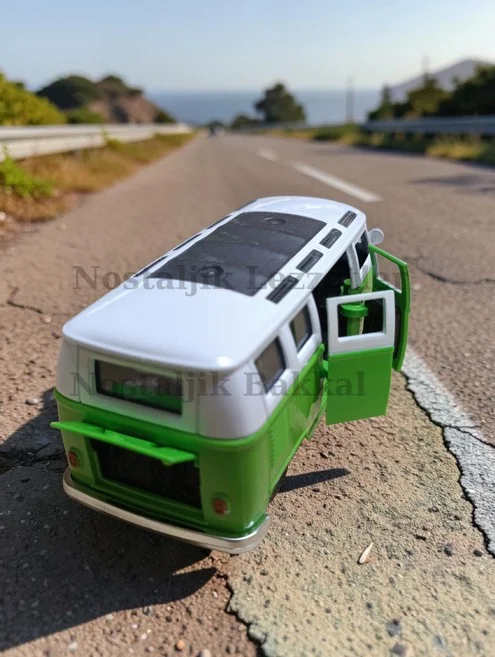 Nostaljik Yeşil Sesli ve Işıklı Volkswagen Type 2 Camper Van ( 1/36 Ölçek ) Metal Çek Bırak Kapılar Açılır Model Araba