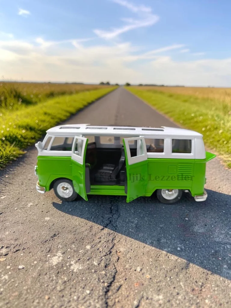 Nostaljik Yeşil Sesli ve Işıklı Volkswagen Type 2 Camper Van ( 1/36 Ölçek ) Metal Çek Bırak Kapılar Açılır Model Araba