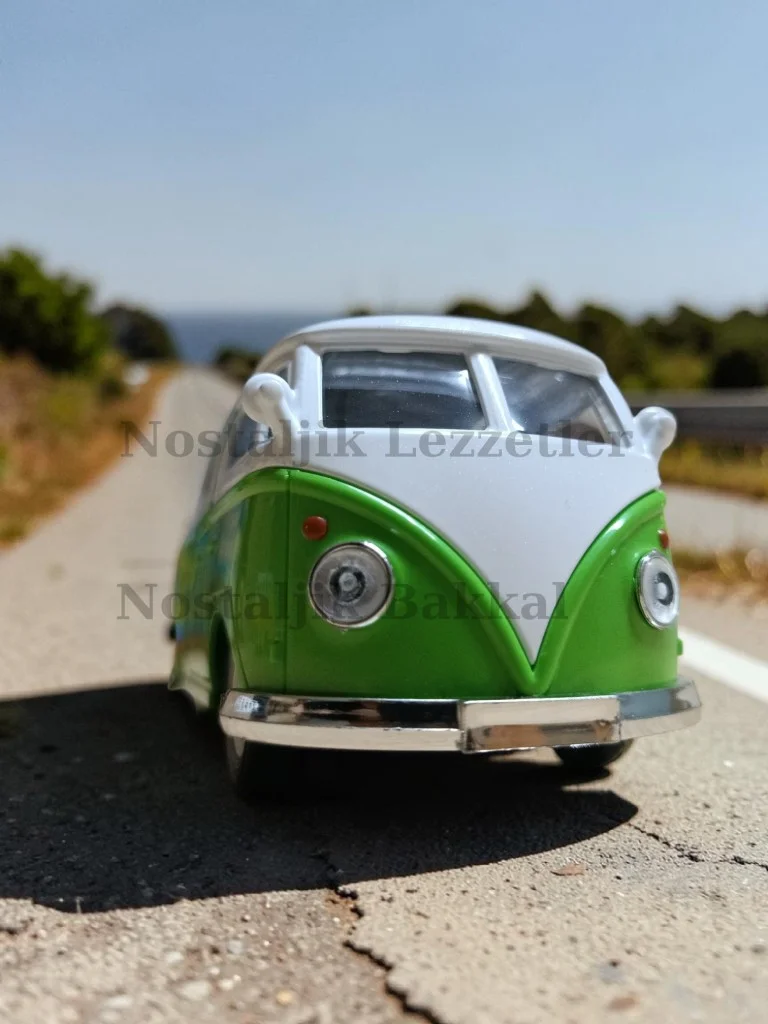 Nostaljik Yeşil Sesli ve Işıklı Volkswagen Type 2 Camper Van ( 1/36 Ölçek ) Metal Çek Bırak Kapılar Açılır Model Araba