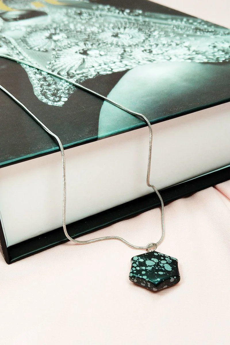 Obsidyen Doğal Taşı El Yapımı Kolye – 20 cm Zincir, 2 cm Uç Ölçüsü ile Şık ve Kutulu Fiyatı, Yorumları ve Özellikleri