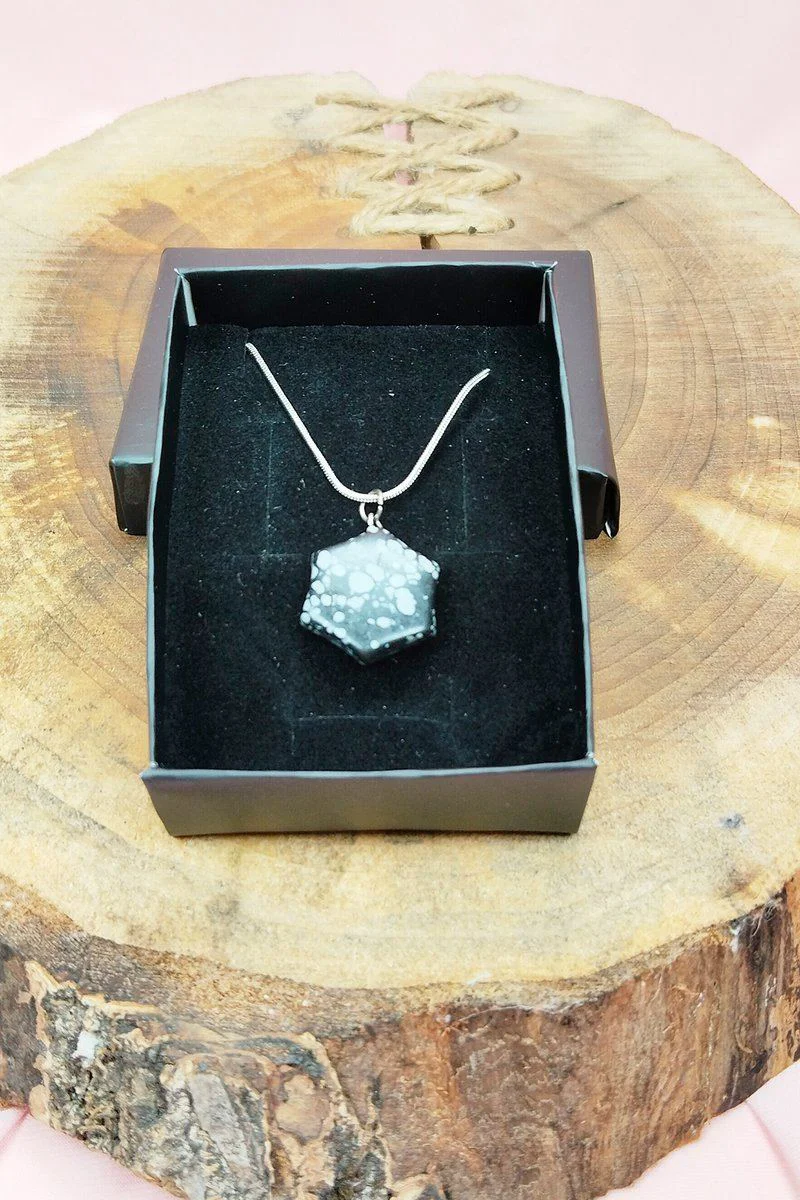 Obsidyen Doğal Taşı El Yapımı Kolye – 20 cm Zincir, 2 cm Uç Ölçüsü ile Şık ve Kutulu Fiyatı, Yorumları ve Özellikleri
