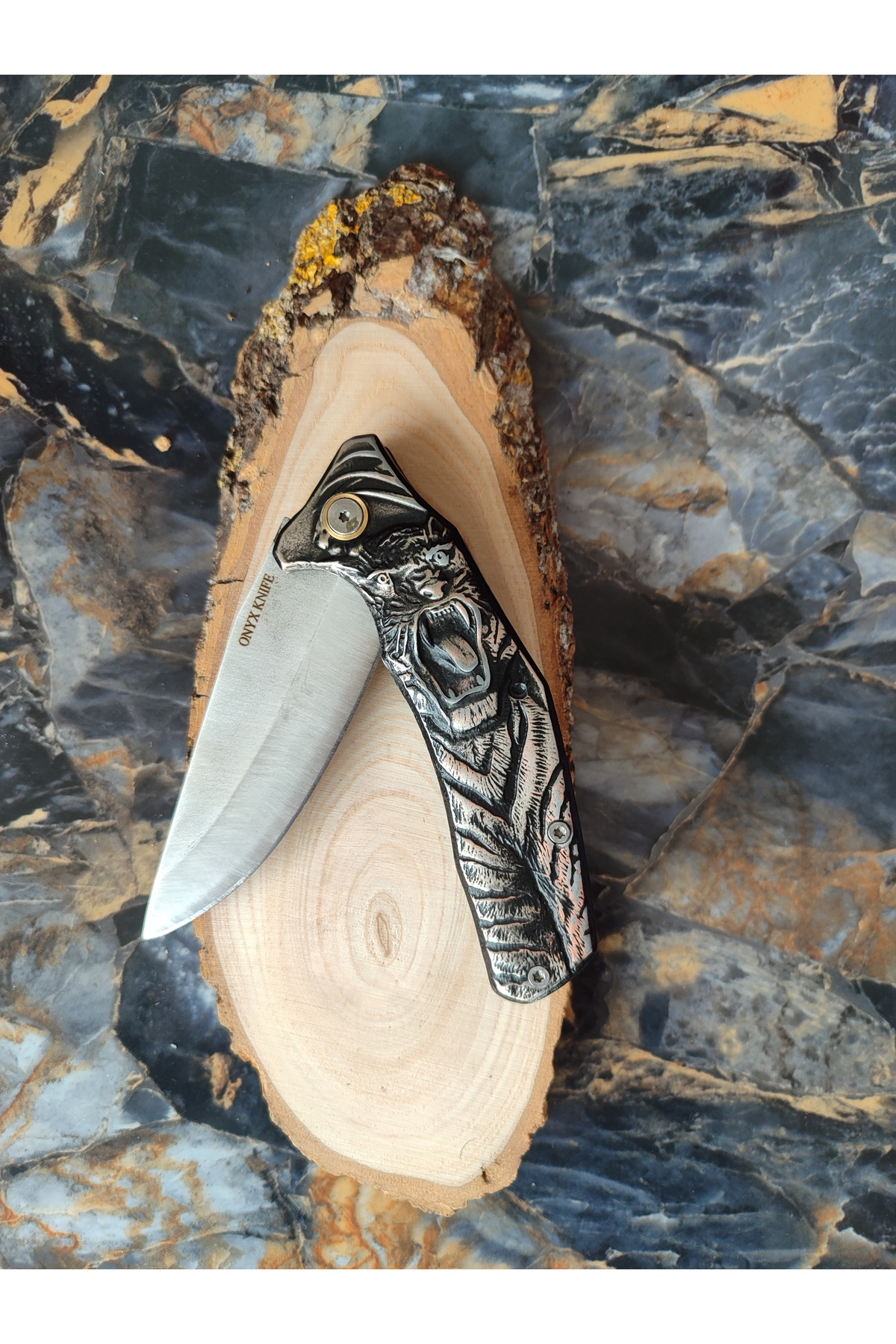 ONYX Çakı – Aslan Motifli Gümüş, İçten Kilitli, Kemer Klipsli, 21