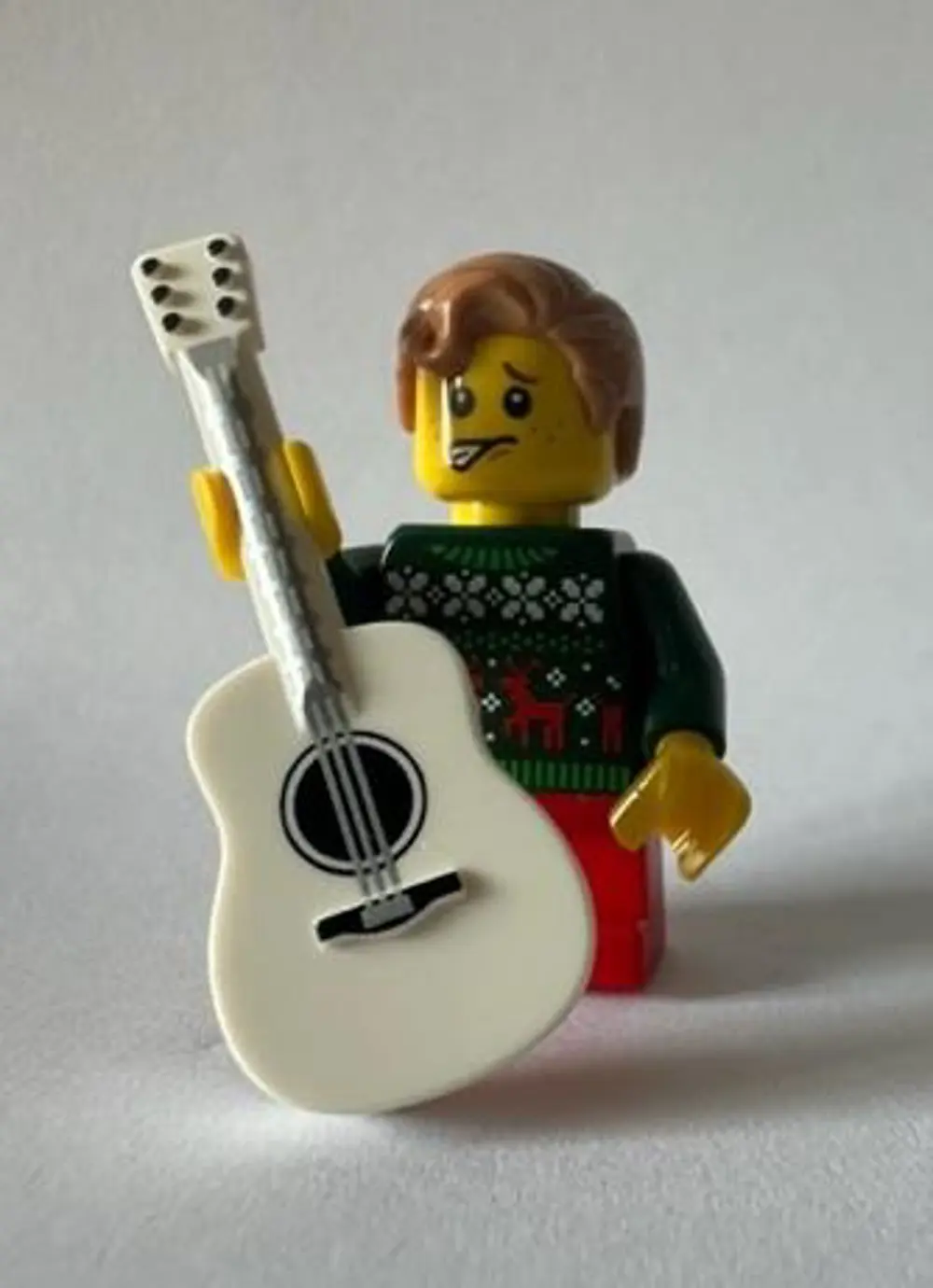 Orjinal Lego Minifigür a Boy with a Guitar