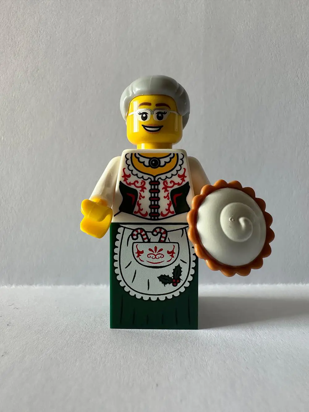 Orjinal Lego Minifigür Mrs Claus with Cake