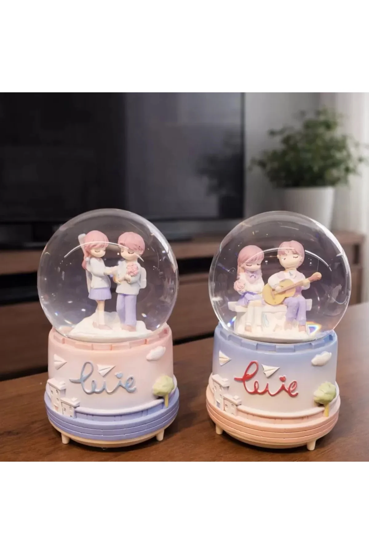 Orta Boy Romantik Çift Temalı Kar Küresi