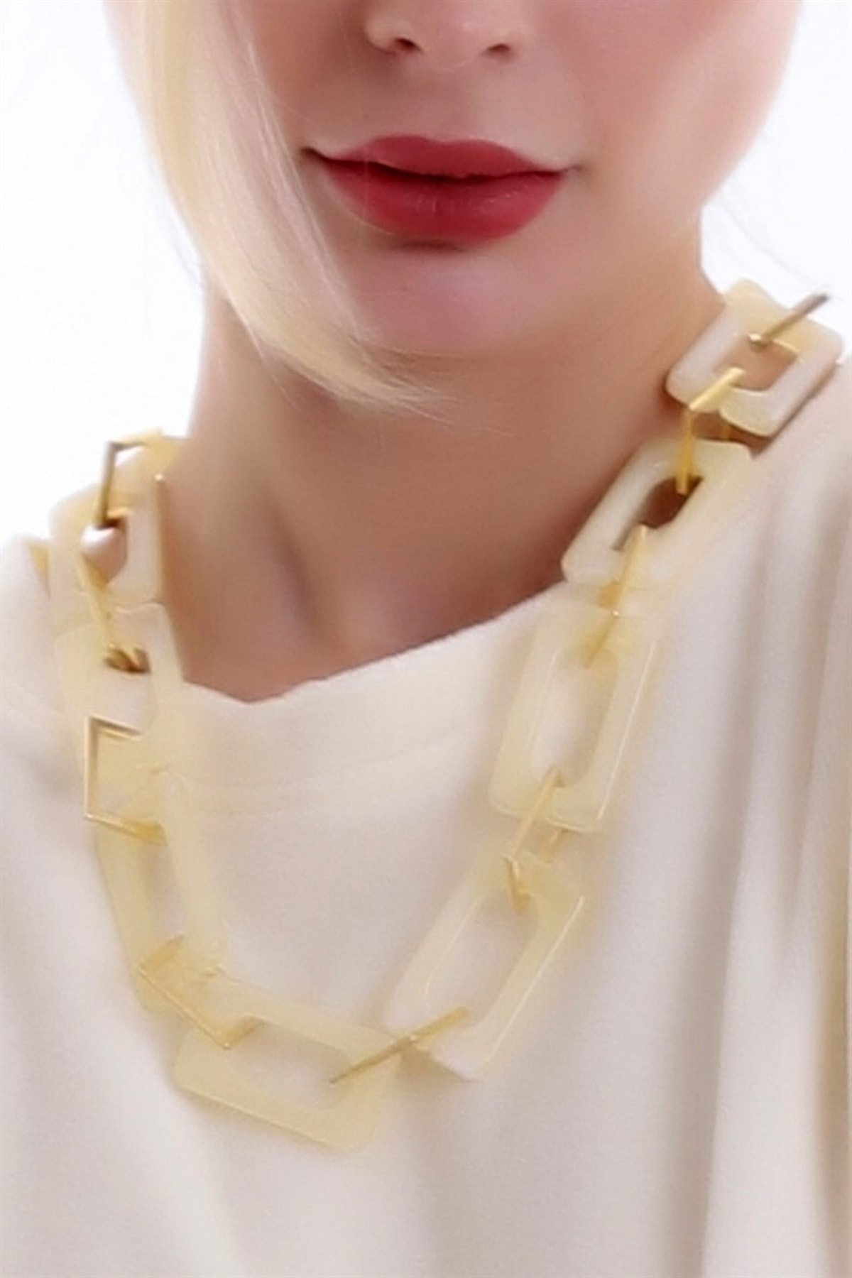 Orta Boy Spor Zarif Ve Şık Asetat Zincir Kolye