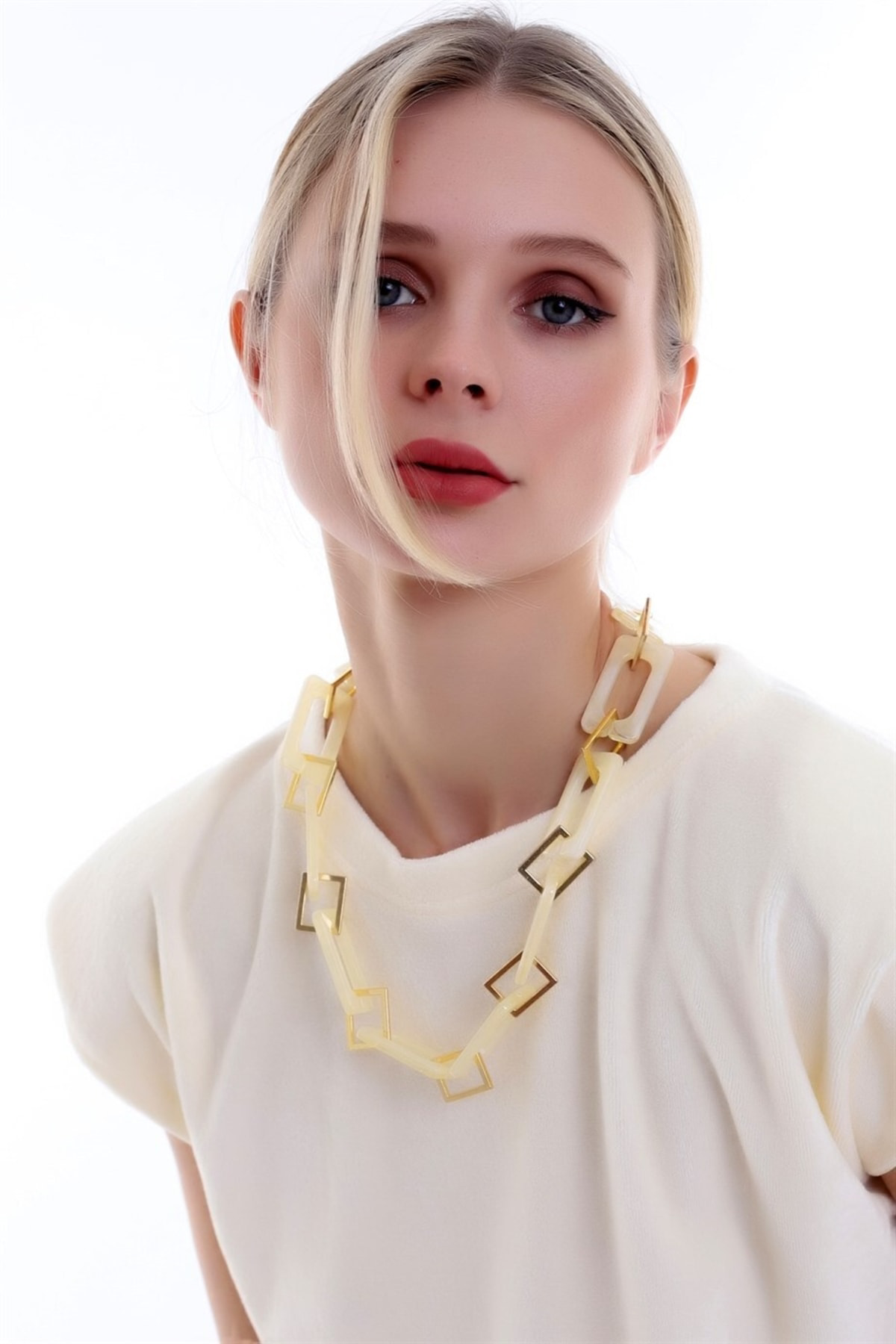 Orta Boy Spor Zarif Ve Şık Asetat Zincir Kolye