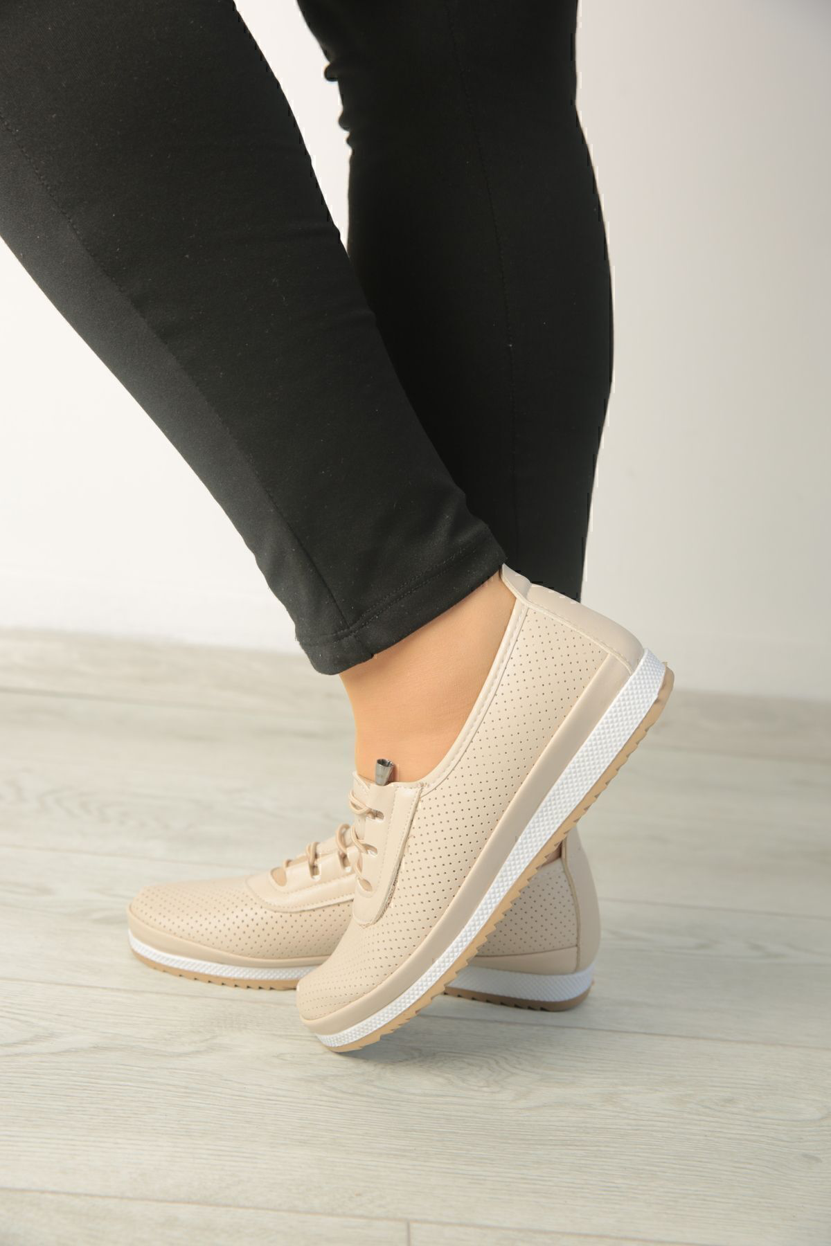 Ortopedik Tabanlı Günlük Yumuşak Rahat Kadın Cilt Ipli Delikli Ba