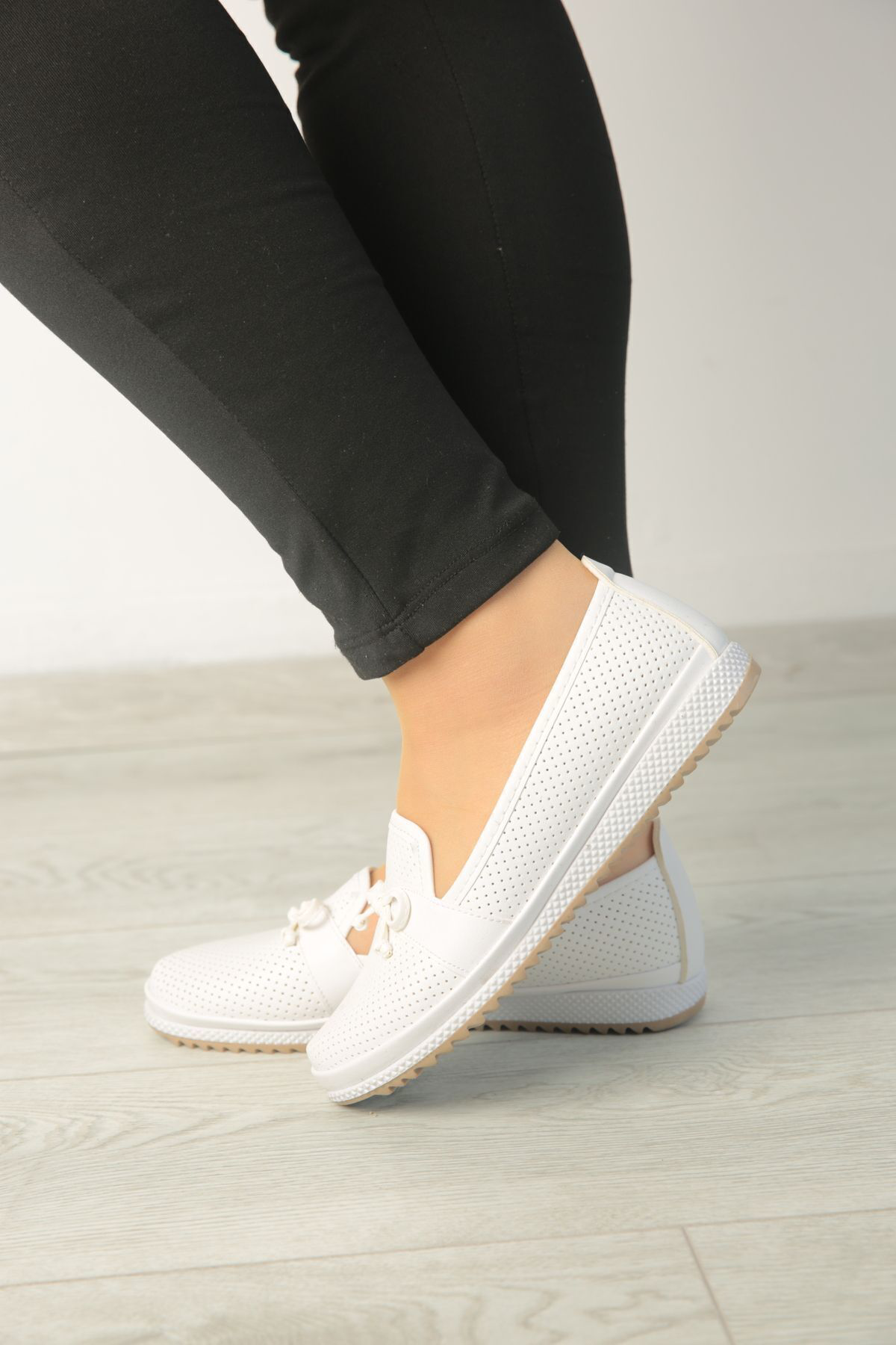 Ortopedik Tabanlı Günlük Yumuşak Tabanlı Beyaz Kadın Babet Ayakka
