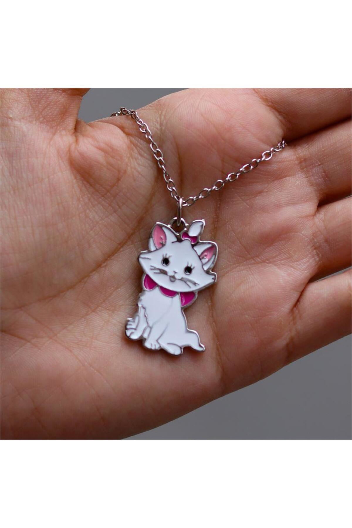 Oturan Gatinha Marie Kolye