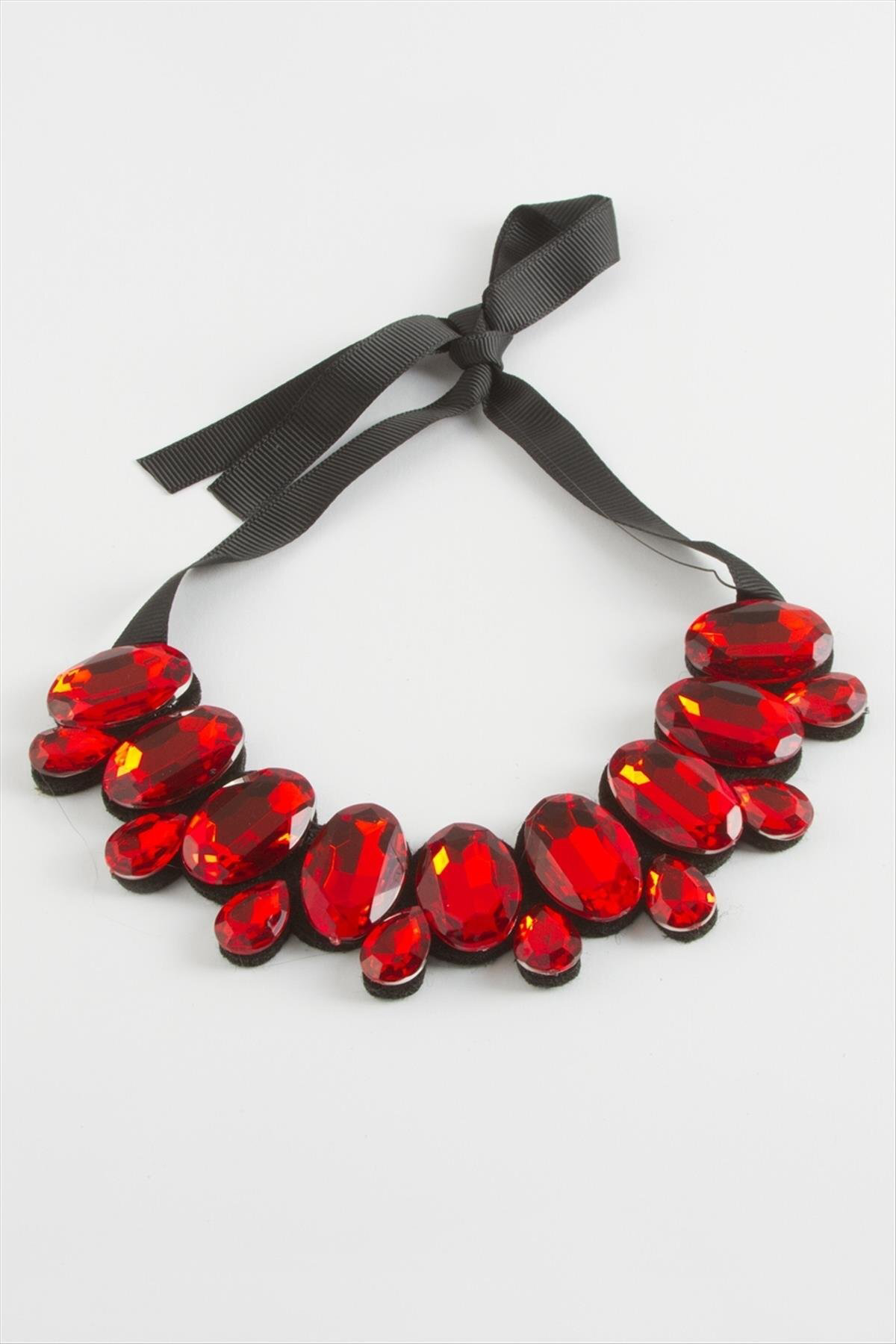 Oval Taşlı Yaka Kolye