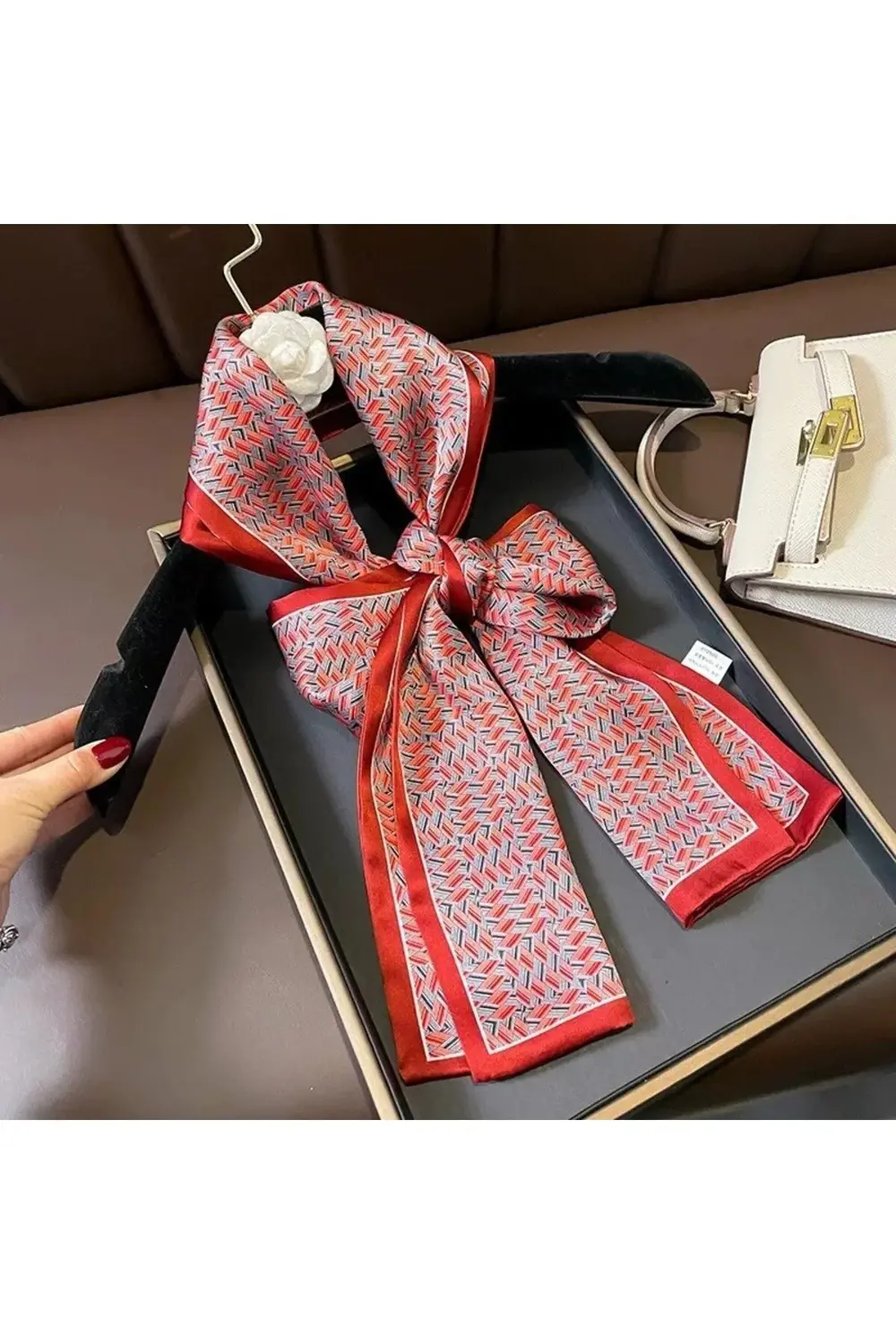 Özel Desenli Atkılar Kırmızı İkon Desenli