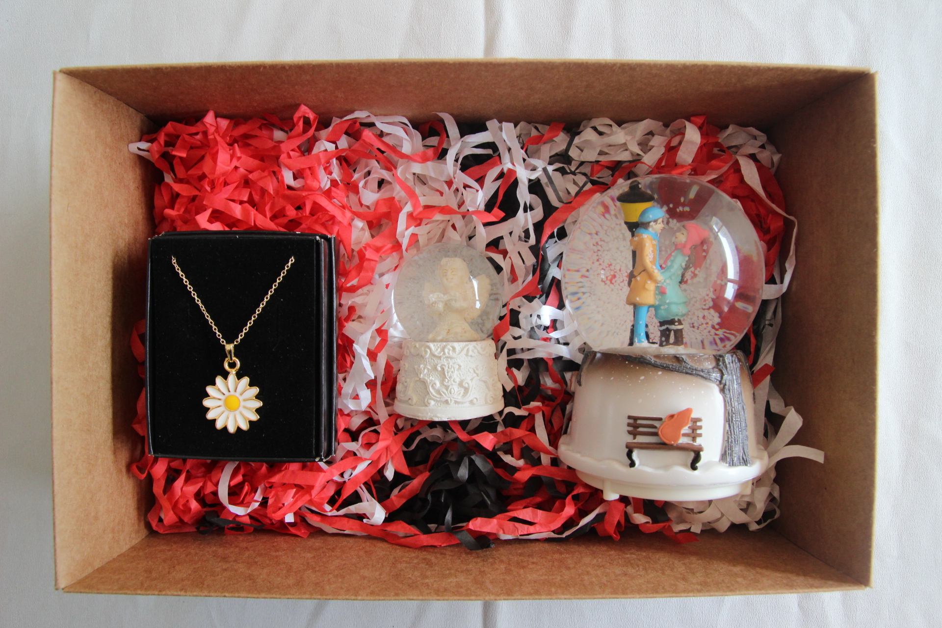 Home Özel Tasarım Aşıklar Temalı Kar Küre Papatya Kolye Ve Melek Model Kar Küresi Hediye Seti
