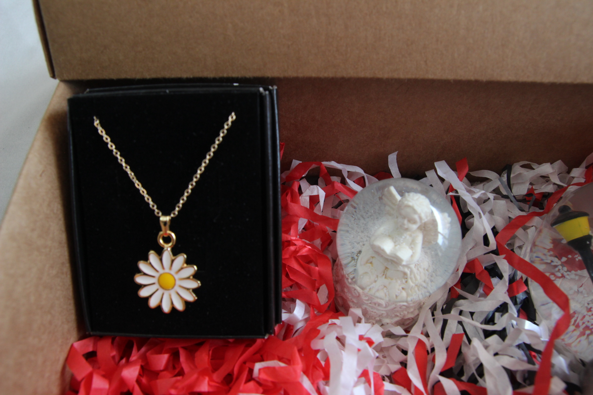 Home Özel Tasarım Aşıklar Temalı Kar Küre Papatya Kolye Ve Melek Model Kar Küresi Hediye Seti