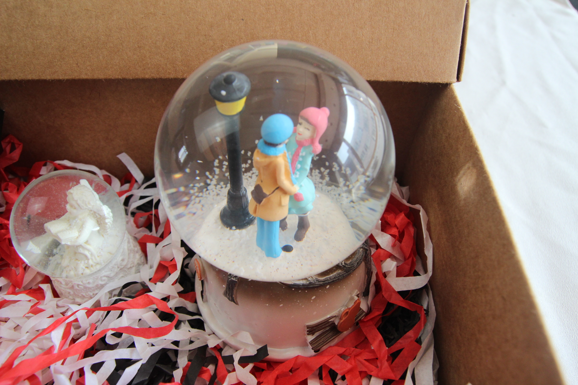 Home Özel Tasarım Aşıklar Temalı Kar Küre Papatya Kolye Ve Melek Model Kar Küresi Hediye Seti