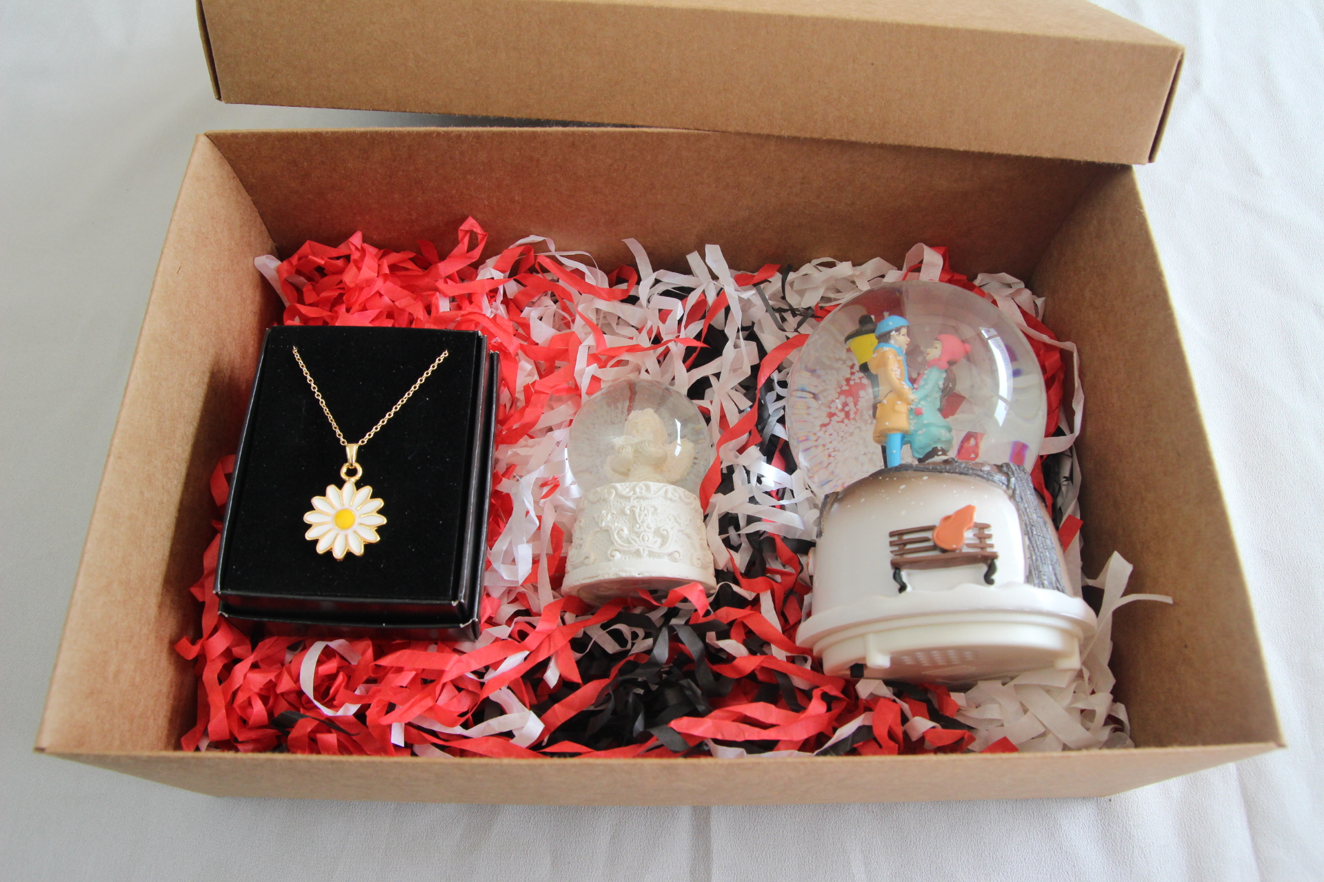 Home Özel Tasarım Aşıklar Temalı Kar Küre Papatya Kolye Ve Melek Model Kar Küresi Hediye Seti