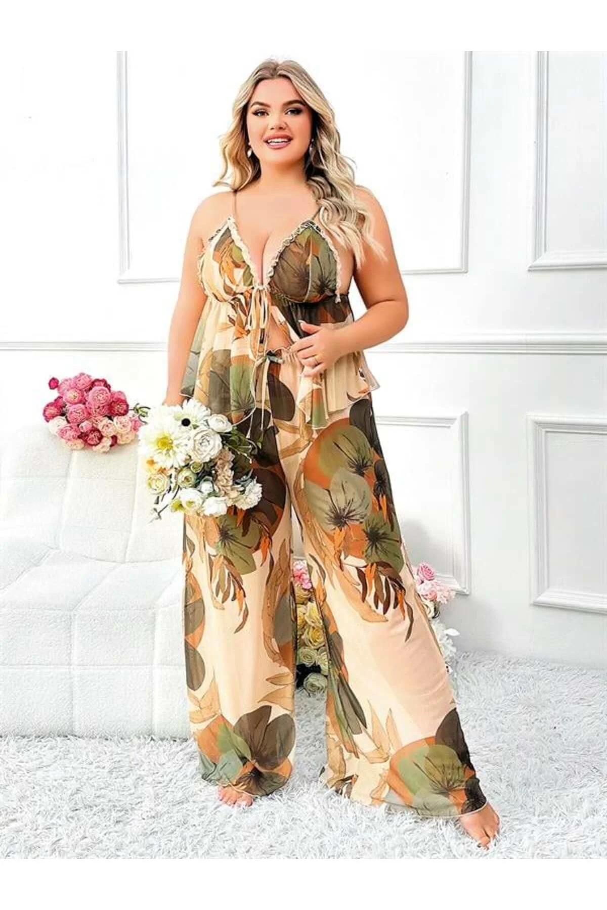 Özel Tasarım Büyük Beden Çiçek Desenli İnce Askılı 2’li Pijama Takımı Özel Tasarım Büyük Beden Çiçek Desenli İnce Askılı 2’li Pijama Takımı