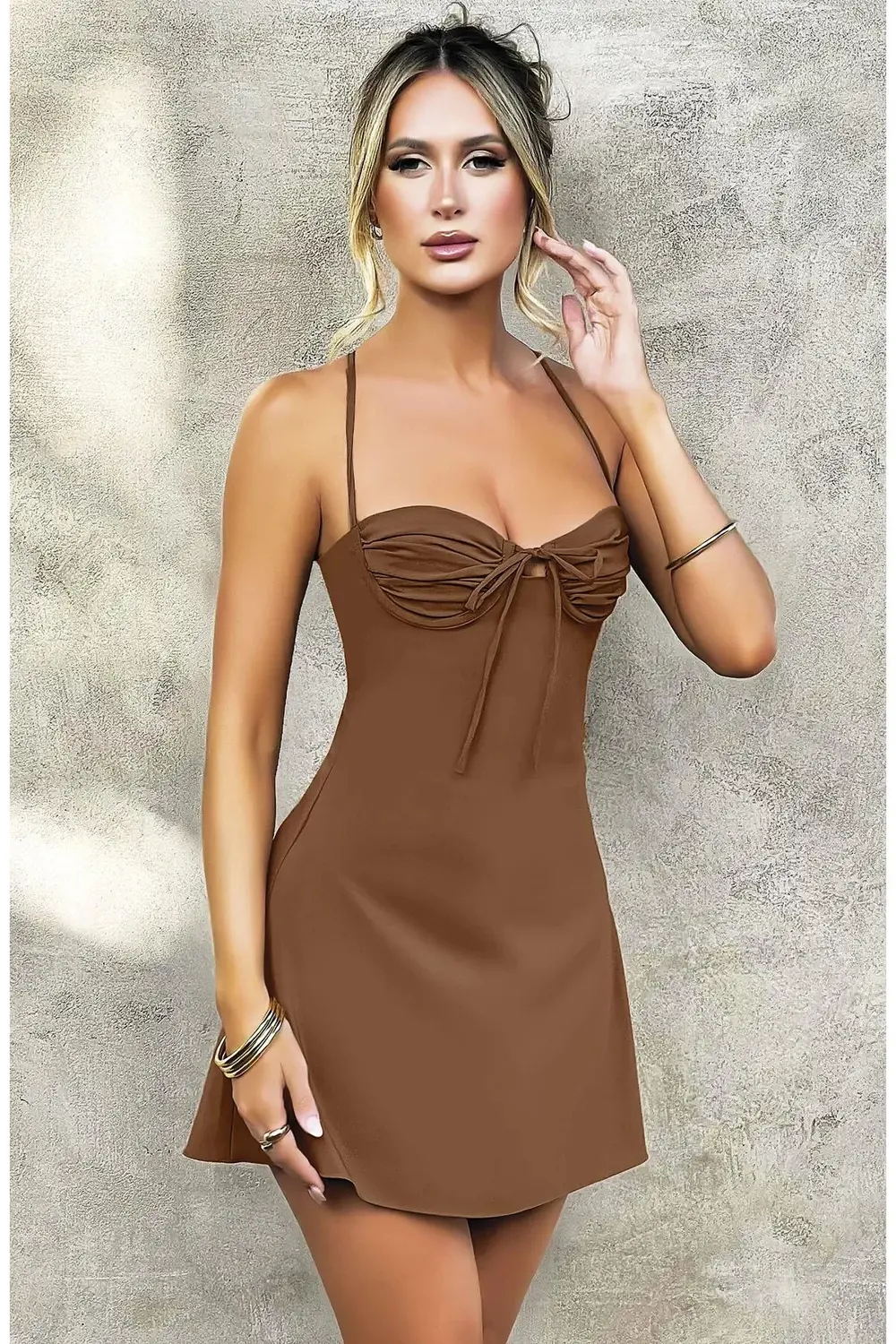 Özel Tasarım İnce Askılı Sırt Dekolteli Kahverengi Mini Saten Gec