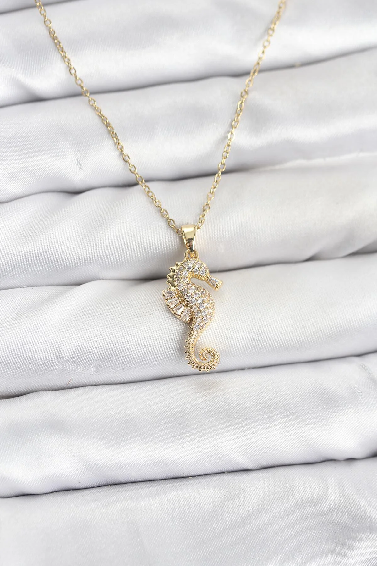 özssa 316L Çelik Zincir Gold Renk Deniz Atı Model Zirkon Taşlı Ka