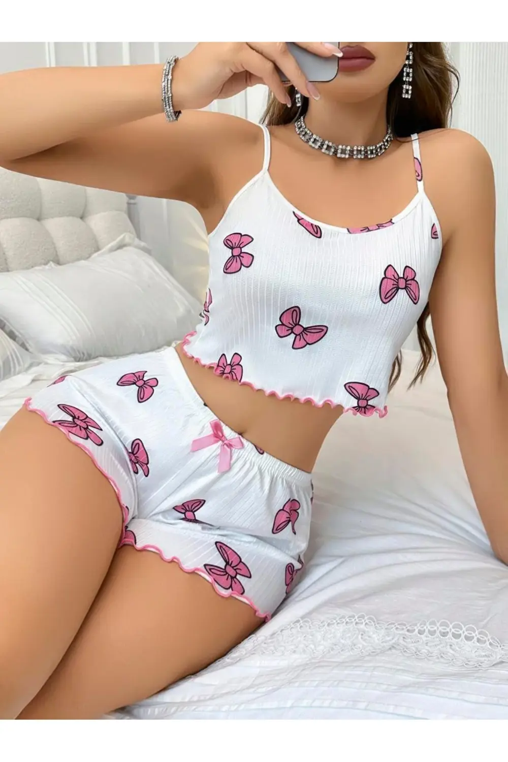 Pilelistore Pamuklu Beyaz Üstüne Pembe Kurdela Desenli Fitilli Askılı Şortlu