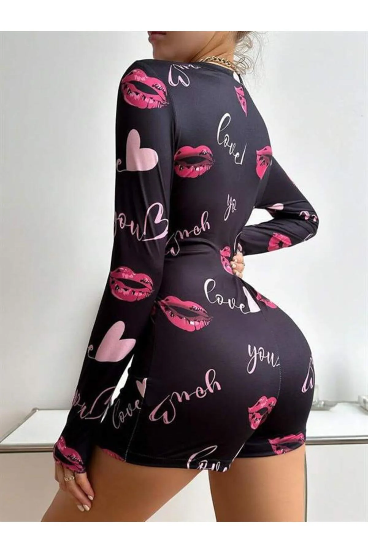 Pamuklu Kırmızı Öpücük ve Kalp Desenli Düğmeli Uzun Kol Tulum Pijama