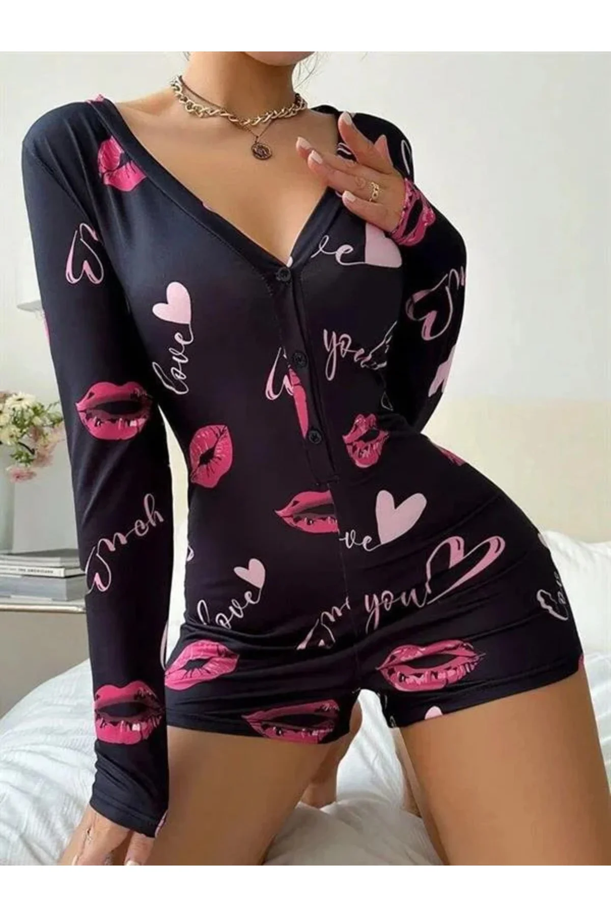 Pamuklu Kırmızı Öpücük ve Kalp Desenli Düğmeli Uzun Kol Tulum Pijama Fiyatı, Yorumları ve Özellikleri