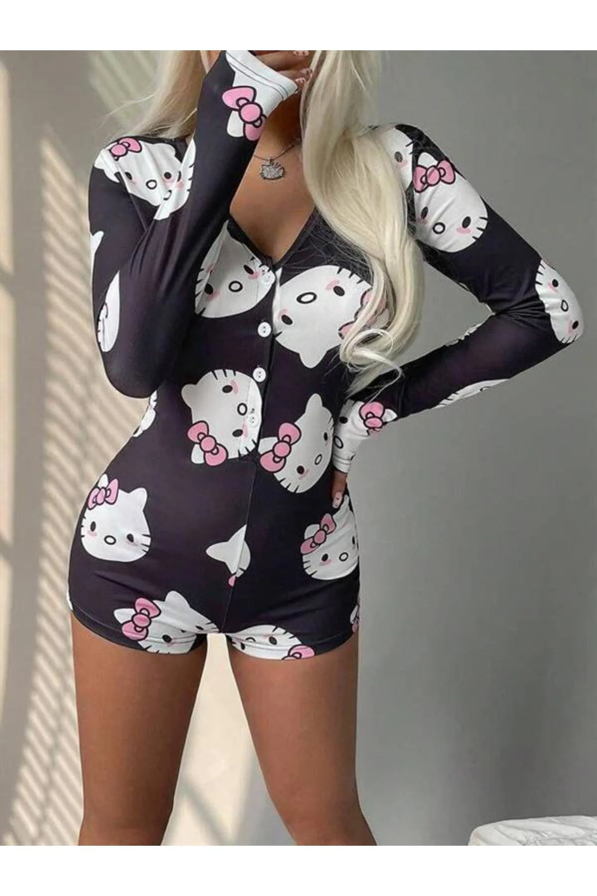 Pamuklu Siyah Hello Kitty Desenli Düğmeli Uzun Kol Tulum Pijama Pamuklu Siyah Hello Kitty Desenli Düğmeli Uzun Kol Tulum Pijama