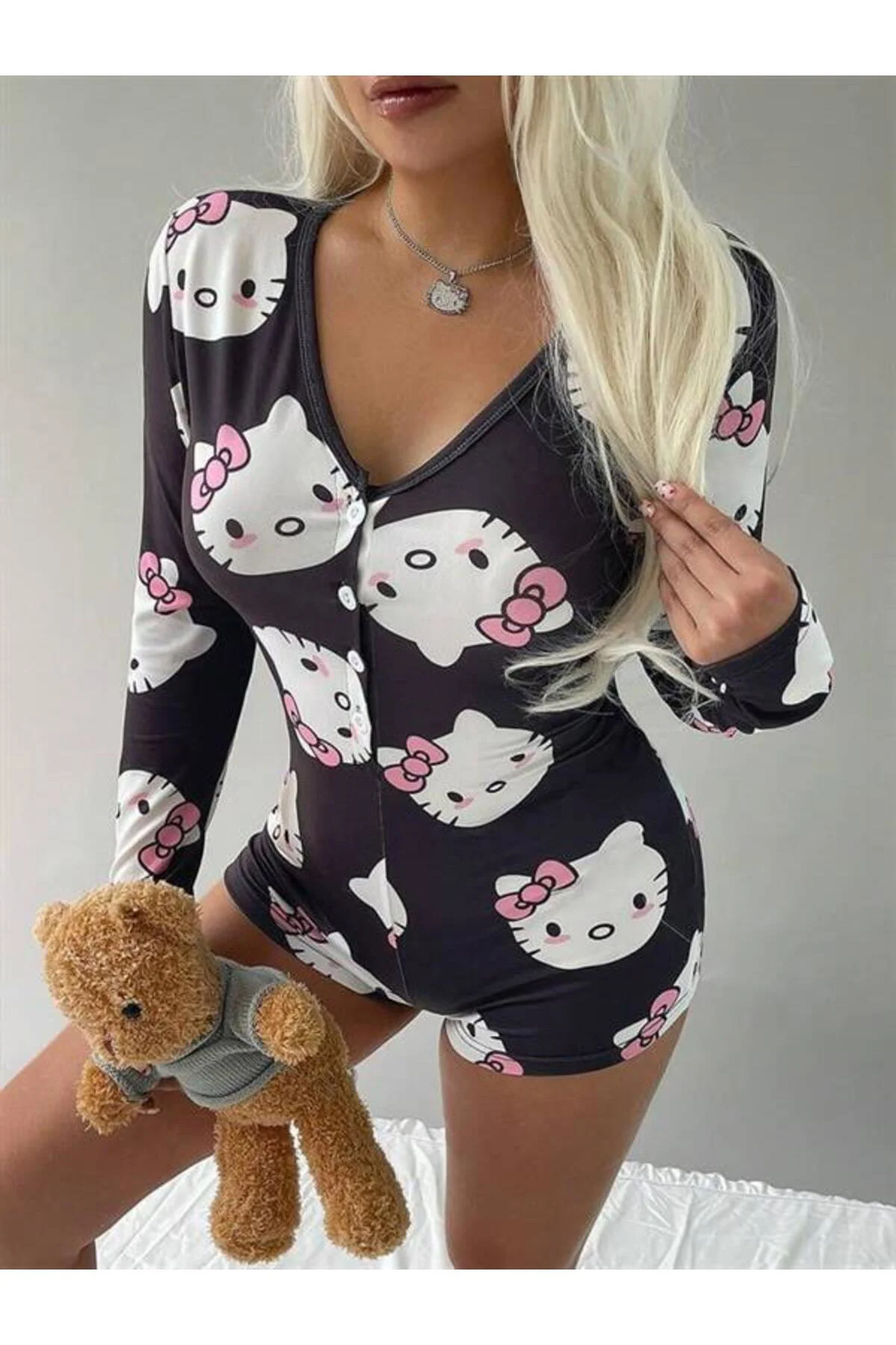Pamuklu Siyah Hello Kitty Desenli Düğmeli Uzun Kol Tulum Pijama Pamuklu Siyah Hello Kitty Desenli Düğmeli Uzun Kol Tulum Pijama