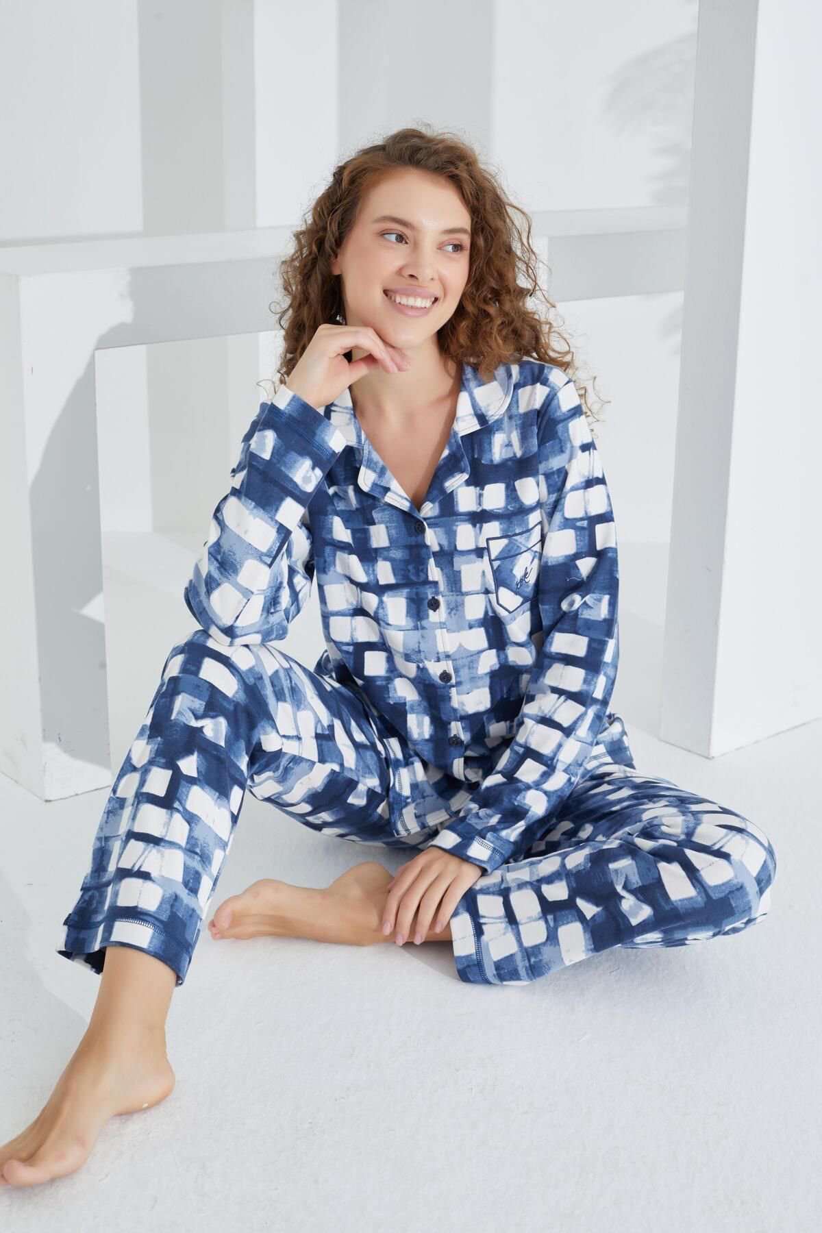 Pamuklu Uzun Kol Önden Düğmeli Kadın Pijama Takımı MAVİ BLOK DESE