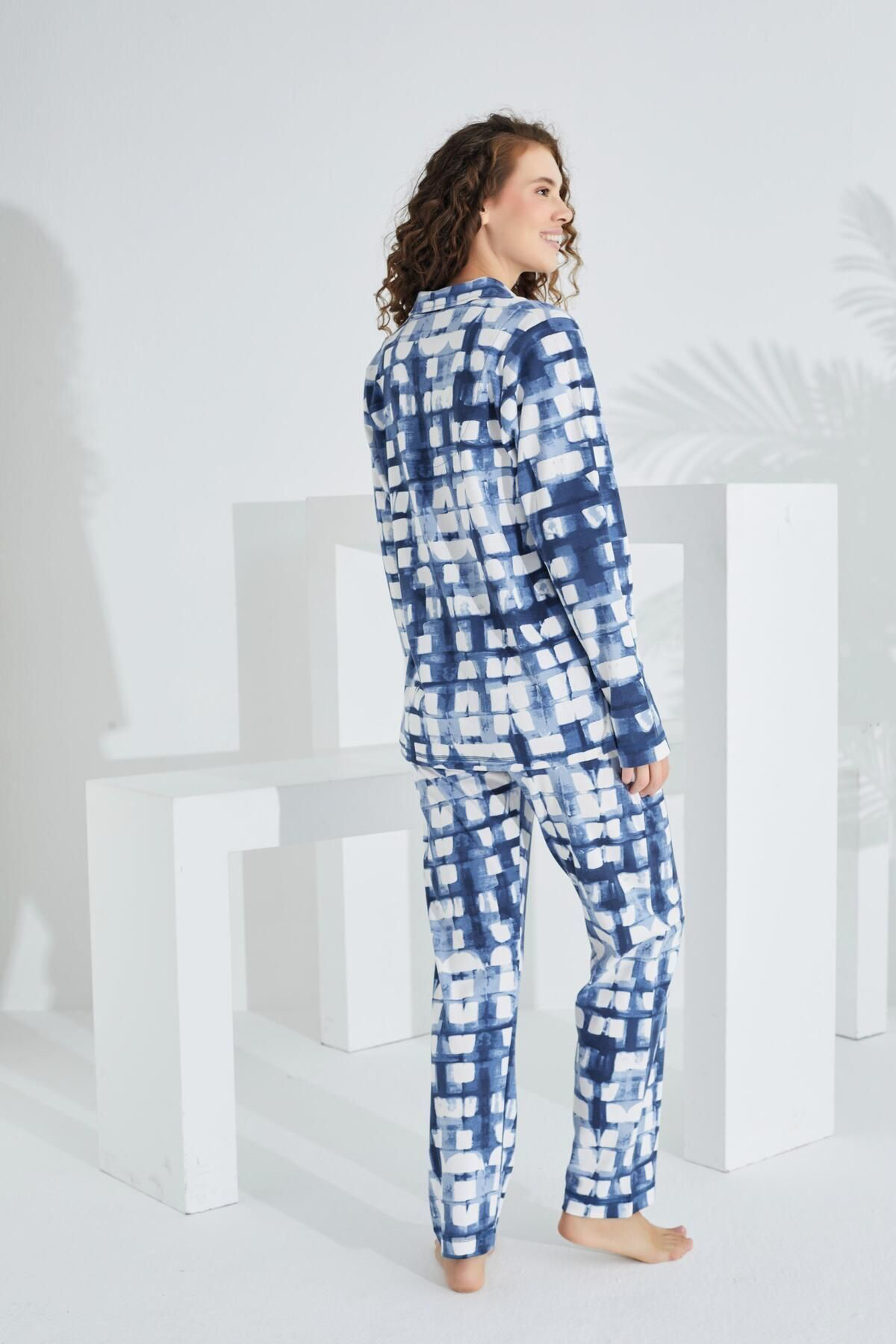 Pamuklu Uzun Kol Önden Düğmeli Kadın Pijama Takımı MAVİ BLOK DESE