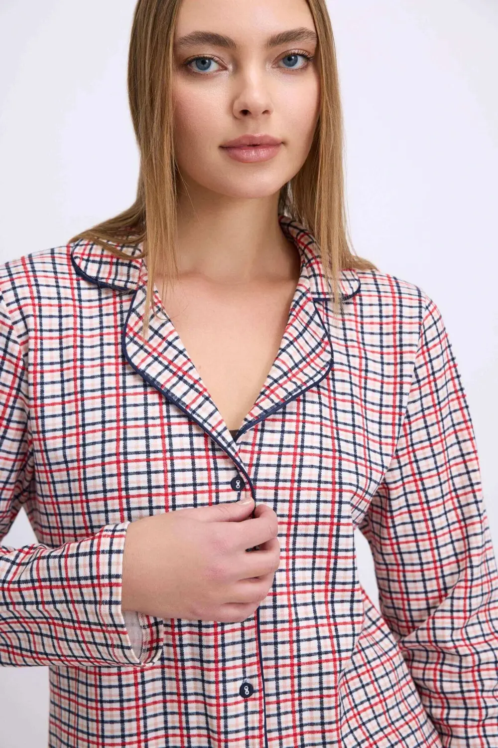 Pamuklu Uzun Kol Düğmeli Gömlek ve Ekose Pantolon Pijama Takımı