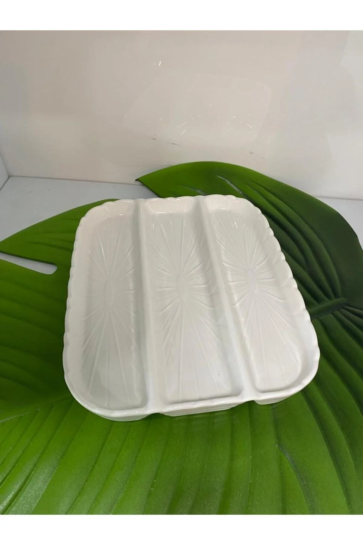 Papatya Desen 3 Bölmeli Porselen Sunum Tabağı Papatya Desen 3 Bölmeli Porselen Sunum Tabağı