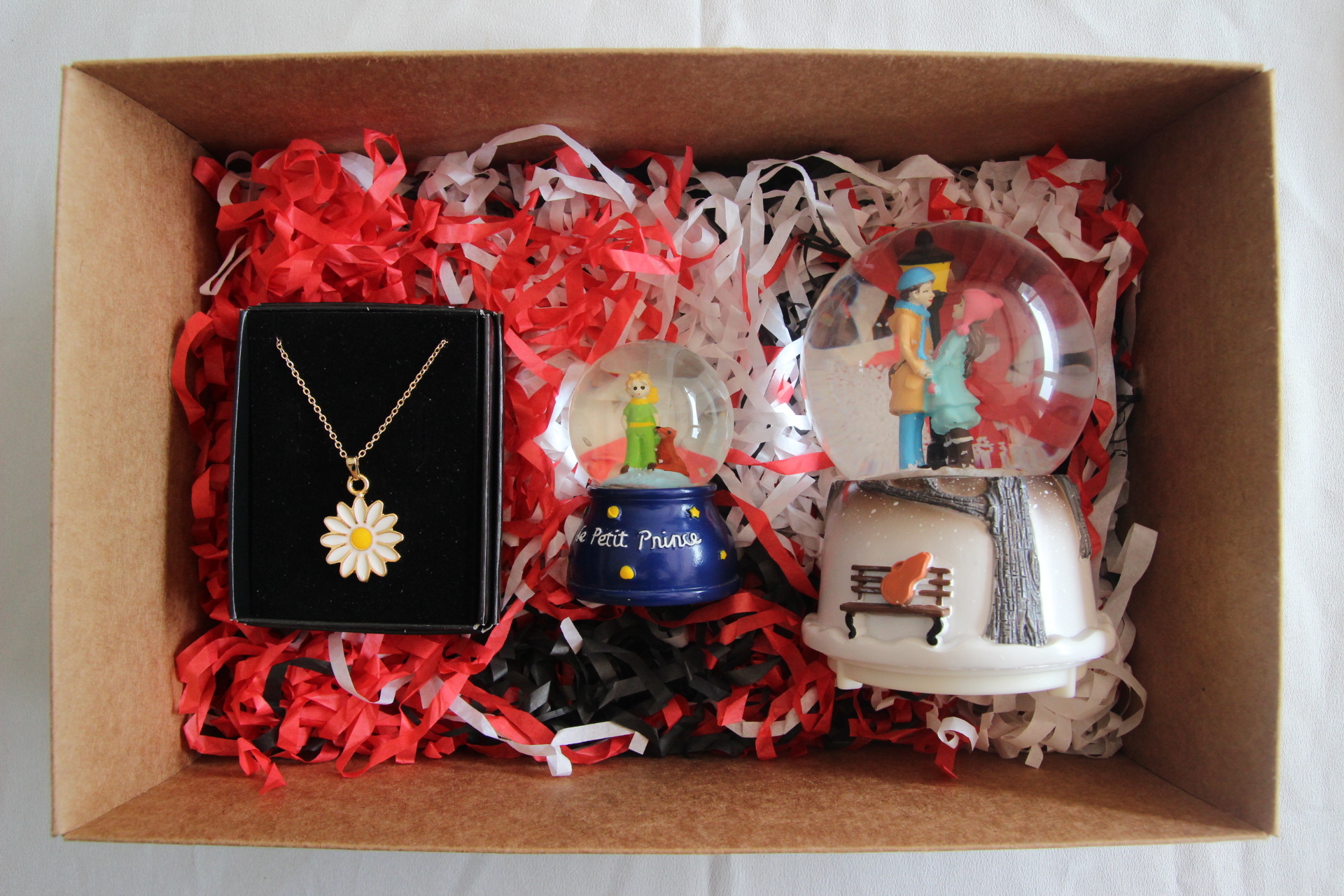 Home Papatya Kolye Aşıklar Temalı Kar Küresi Ve Küçük Prens Küresi Hediye Kutusu
