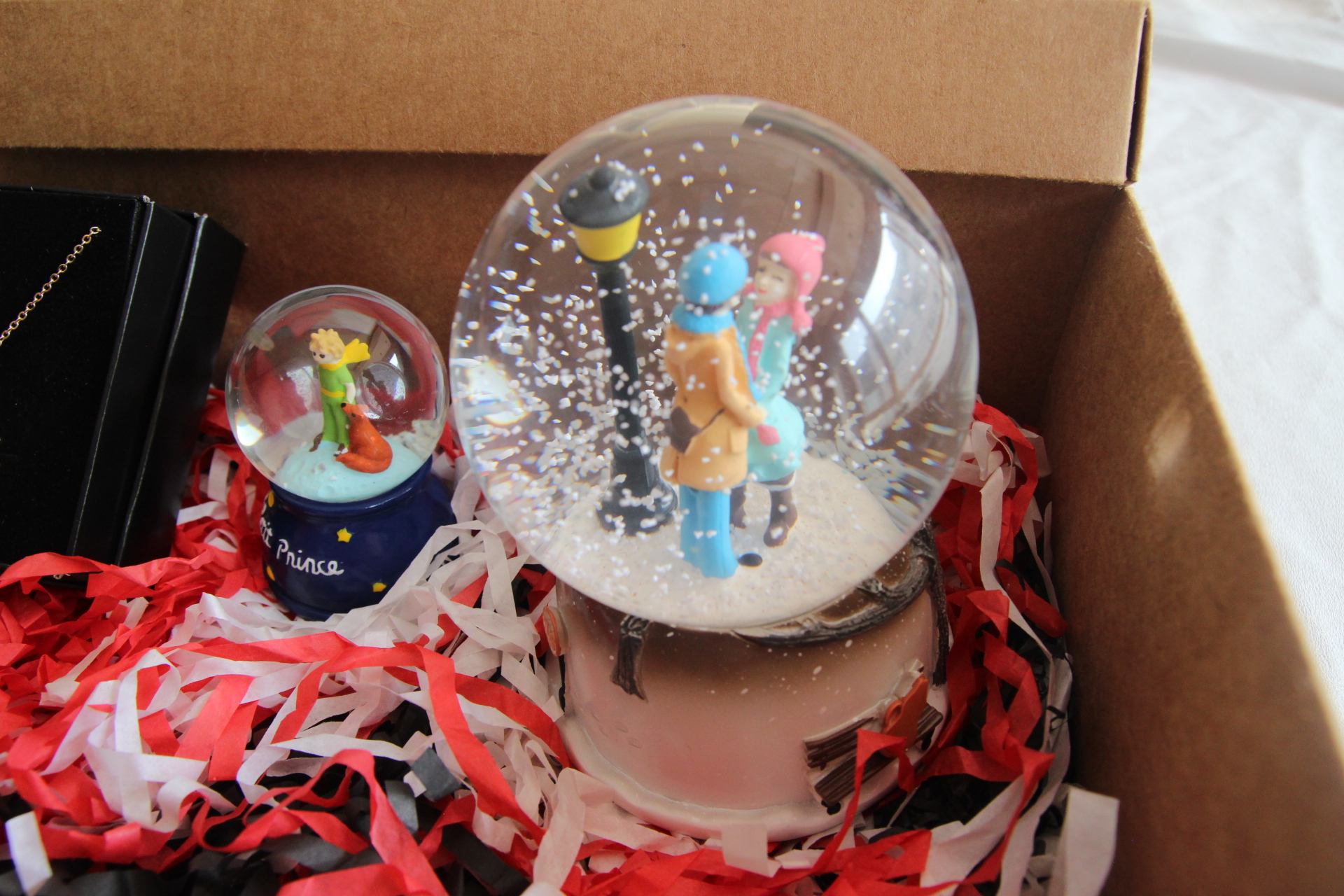 Home Papatya Kolye Aşıklar Temalı Kar Küresi Ve Küçük Prens Küresi Hediye Kutusu