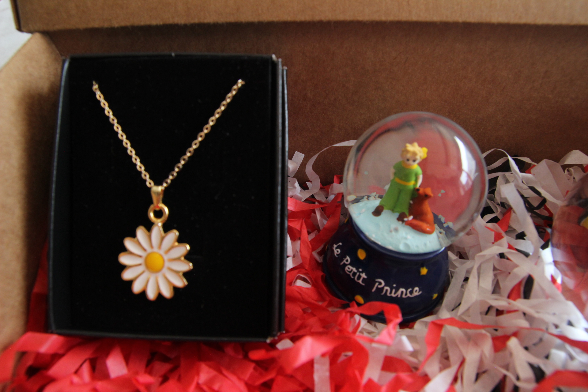 Home Papatya Kolye Aşıklar Temalı Kar Küresi Ve Küçük Prens Küresi Hediye Kutusu