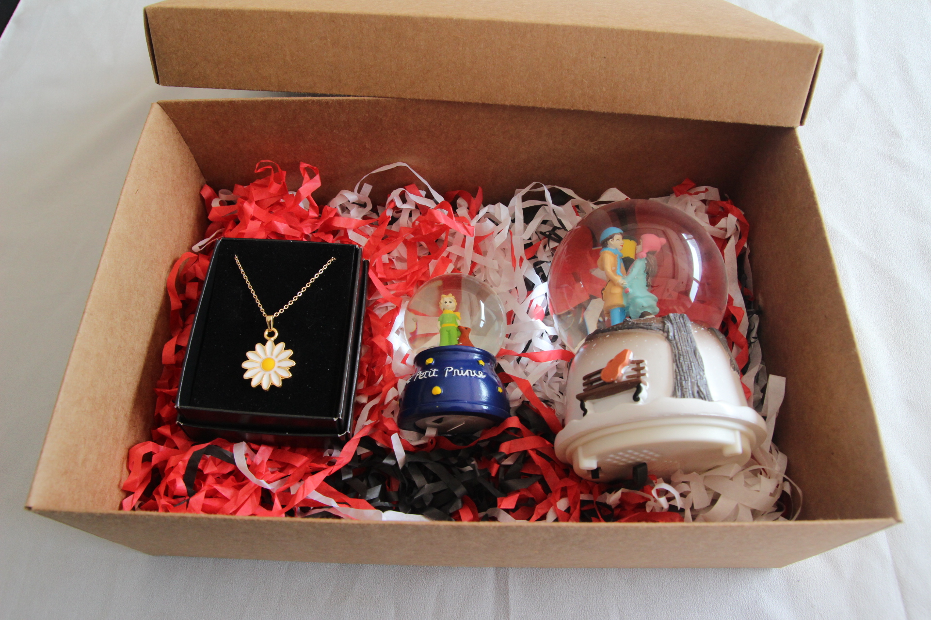 Home Papatya Kolye Aşıklar Temalı Kar Küresi Ve Küçük Prens Küresi Hediye Kutusu