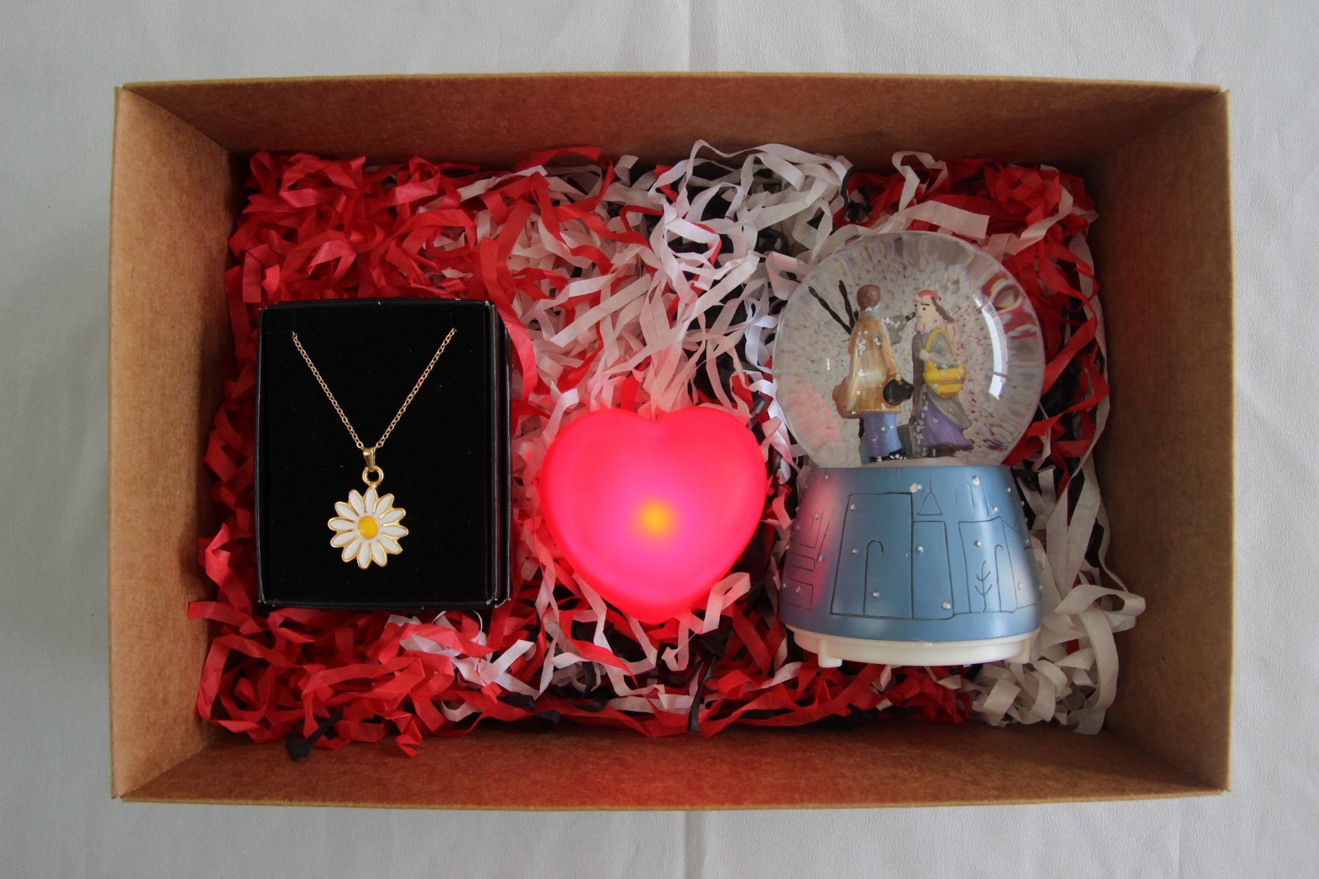 Home Papatya Kolye Aşıklar Temalı Kar Küresi Ve İşıklı Kalp Romantik Hediye Seti