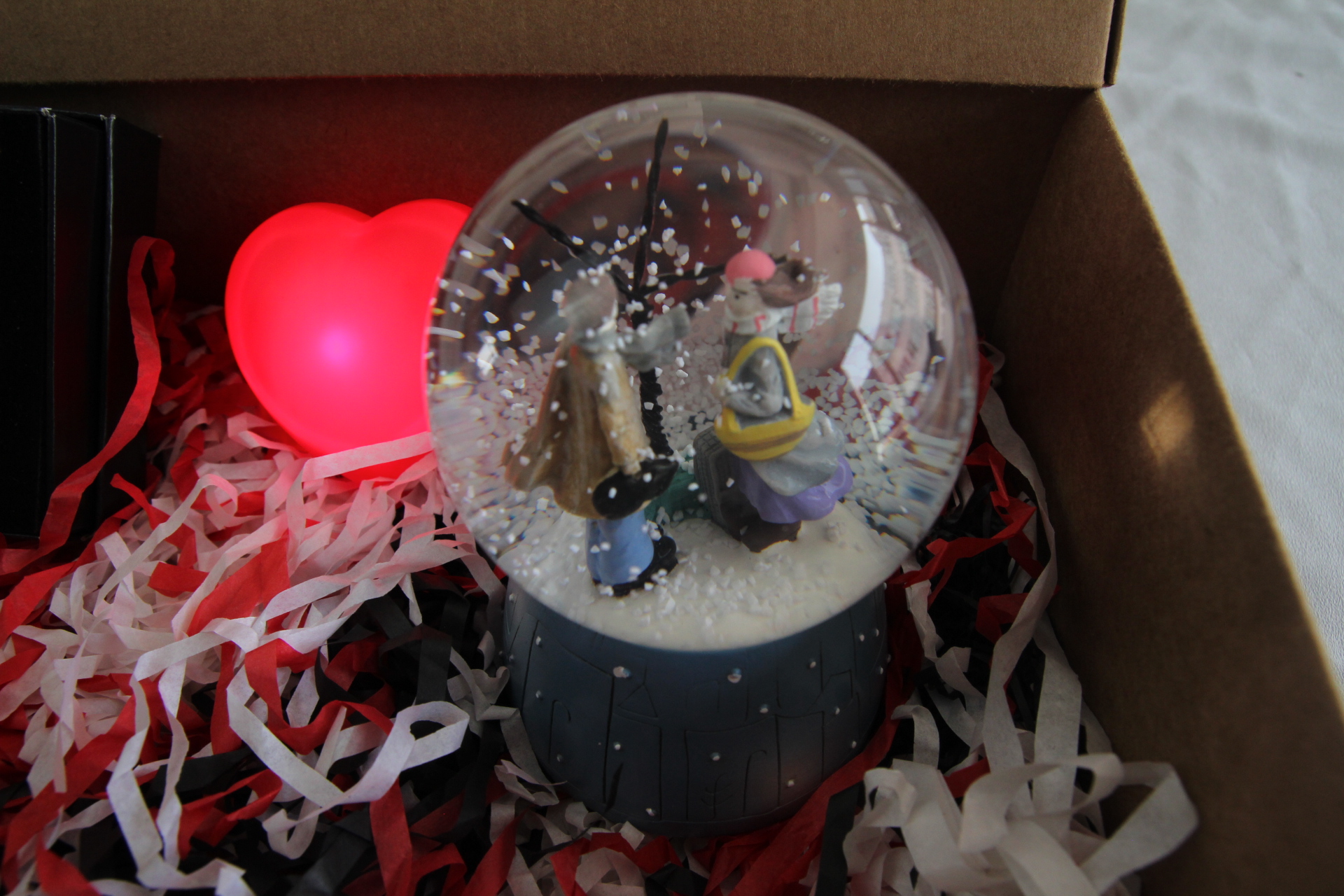 İhtiyaçavm Papatya Kolye Aşıklar Temalı Kar Küresi Ve İşıklı Kalp Romantik Hediye Seti