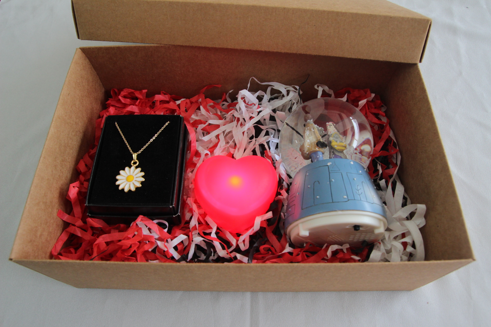 İhtiyaçavm Papatya Kolye Aşıklar Temalı Kar Küresi Ve İşıklı Kalp Romantik Hediye Seti