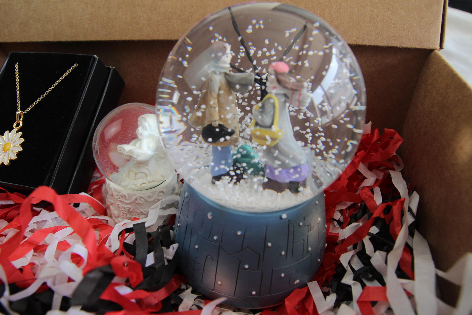 Home Papatya Kolye Melek Kar Küre Ve Aşıklar Temalı Kar Küresi Hediye Kutusu