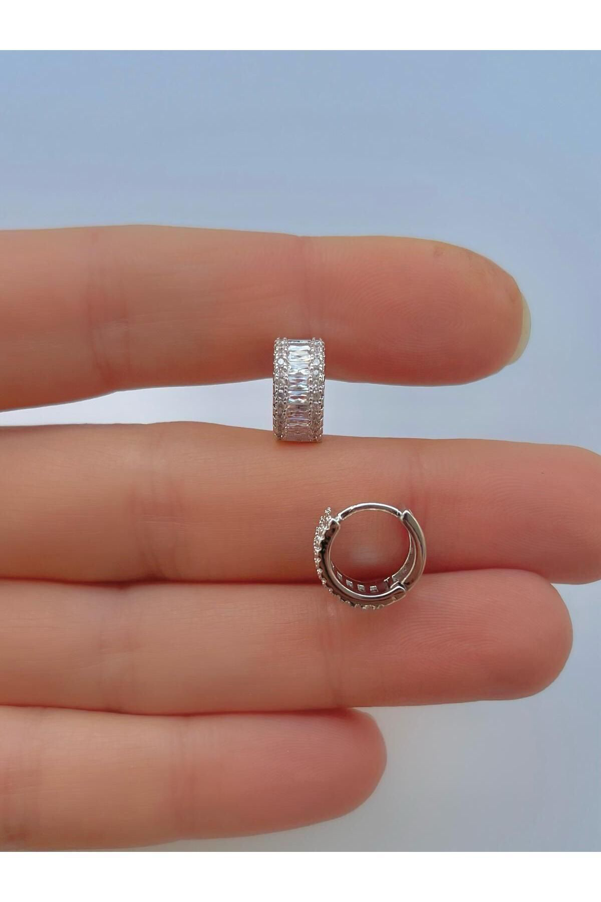 PARLAK BAGET ZİRKON TAŞLI KALIN KIKIRDAK HELİX TRAGUS KULAK MEMESİ UYUMLU PİERCİNG KÜPE