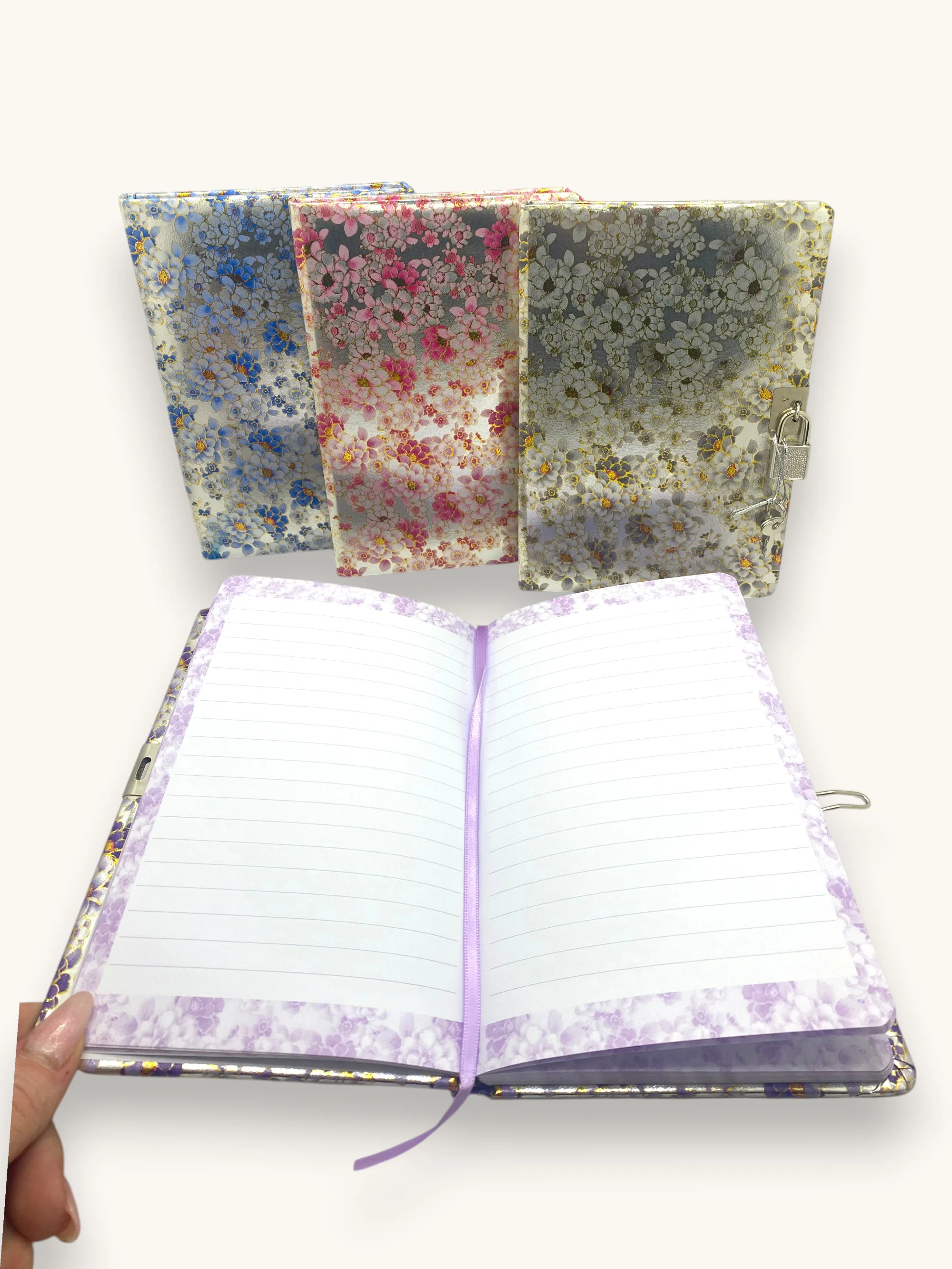 Parlak Çiçekler Hatıra Defteri (Günlük) Kilitli Defter 80 yaprak Parlak Çiçekler Hatıra Defteri (Günlük) Kilitli Defter 80 yaprak