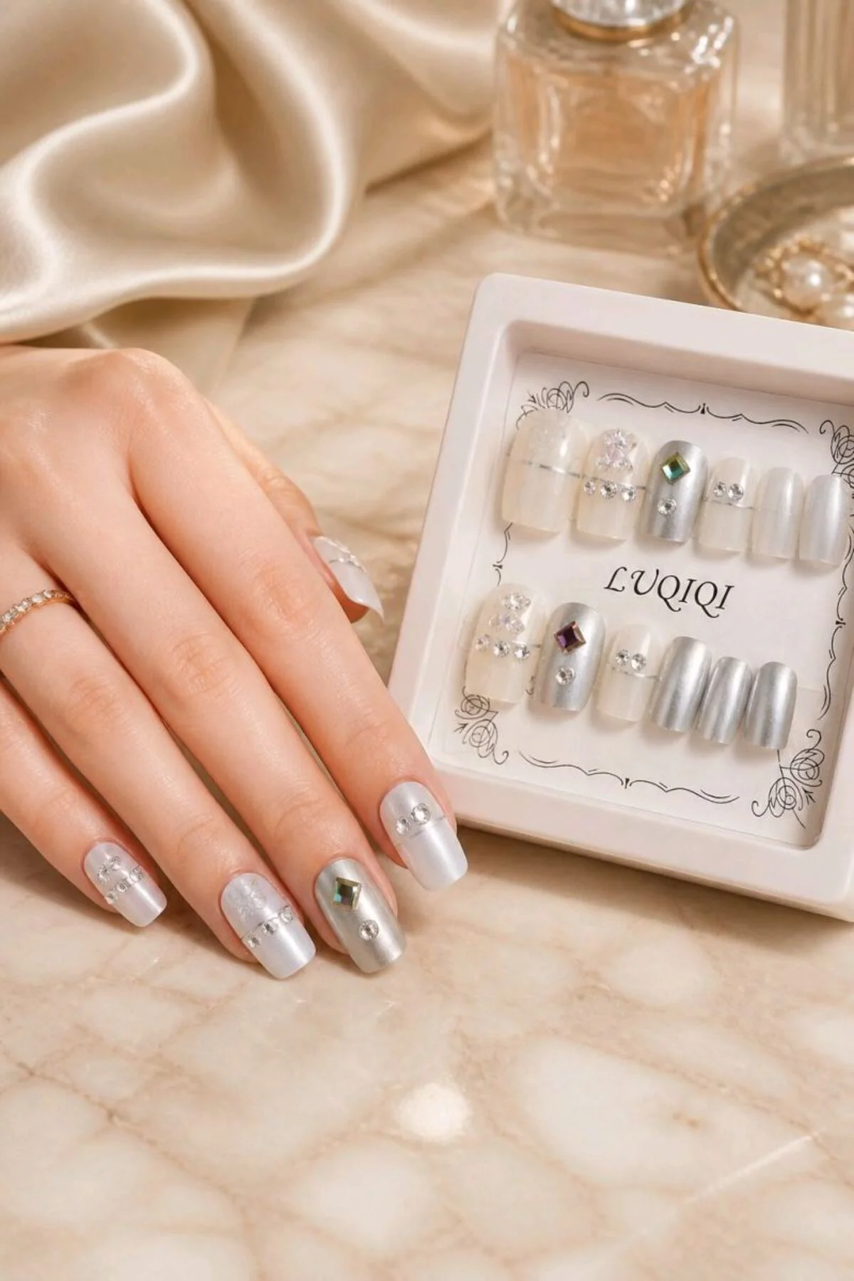 Parlak Lüks Figürlü Takma Tırnak (Tırnak Yapıştıcı Hediye)